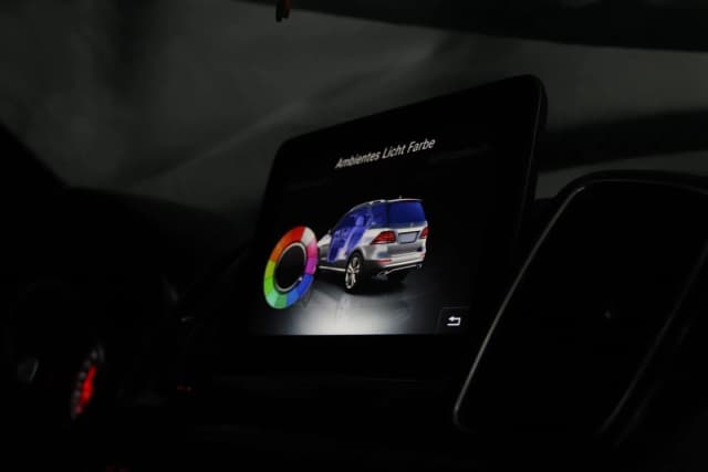 Mercedes GLE W166 Mittelkonsole mit dezenter Ambientebeleuchtung