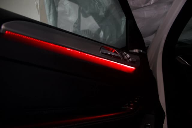 Beleuchtete Hochtöner im Mercedes GLE W166 Ambientelichtpaket