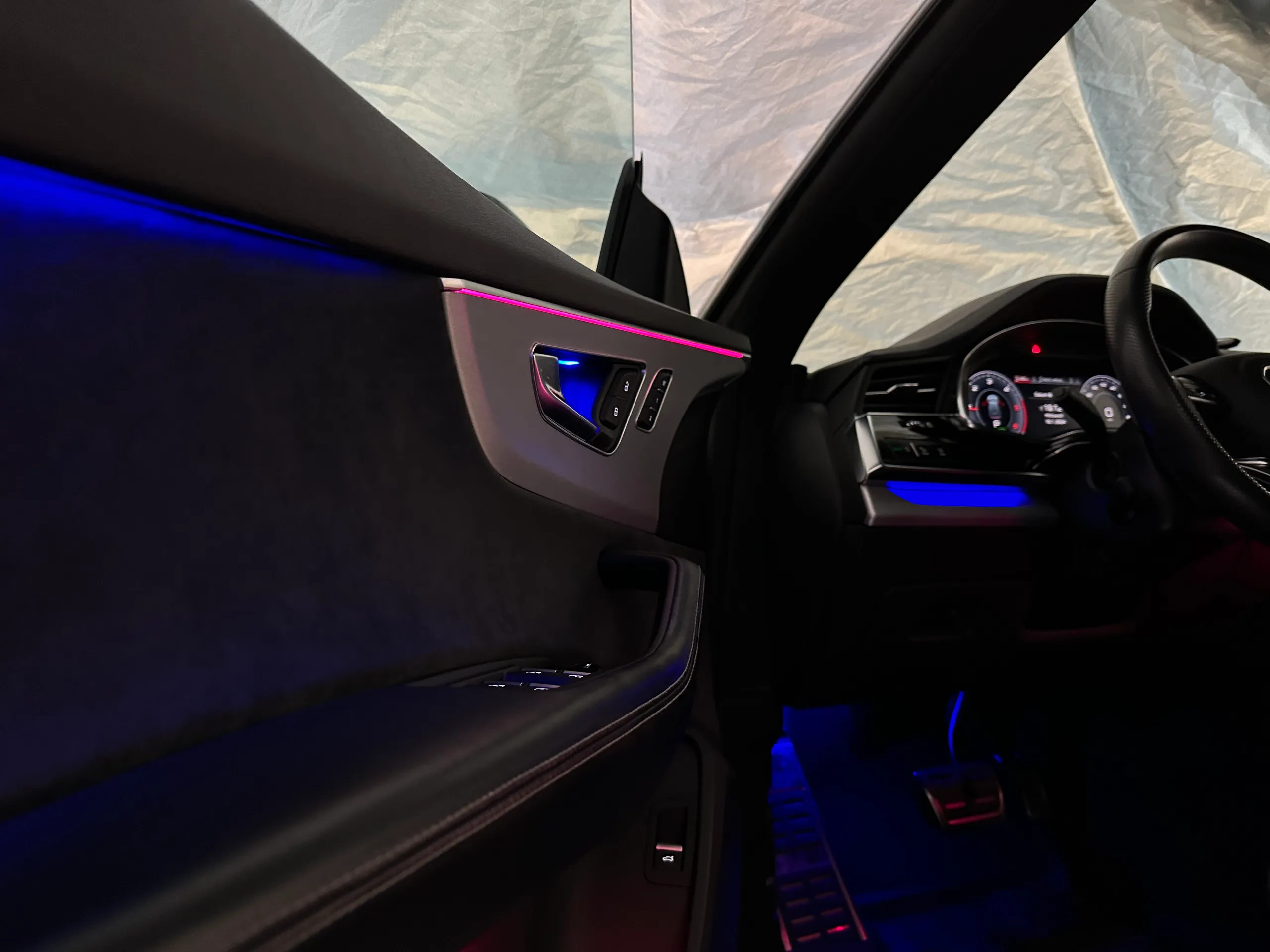 Audi Q8 SQ8 4M Innenraum mit mehrfarbiger Ambientebeleuchtung bei Nacht