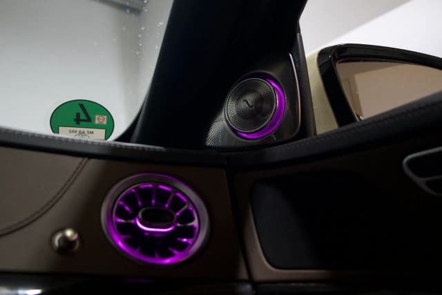 Mercedes S-Klasse W222 beleuchtete 3D-Hochtöner im Türpanel