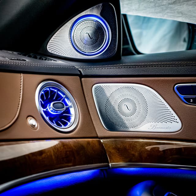 Innenraum Mercedes W222 mit nachgerüsteten 3D-Hochtönern und Ambientebeleuchtung