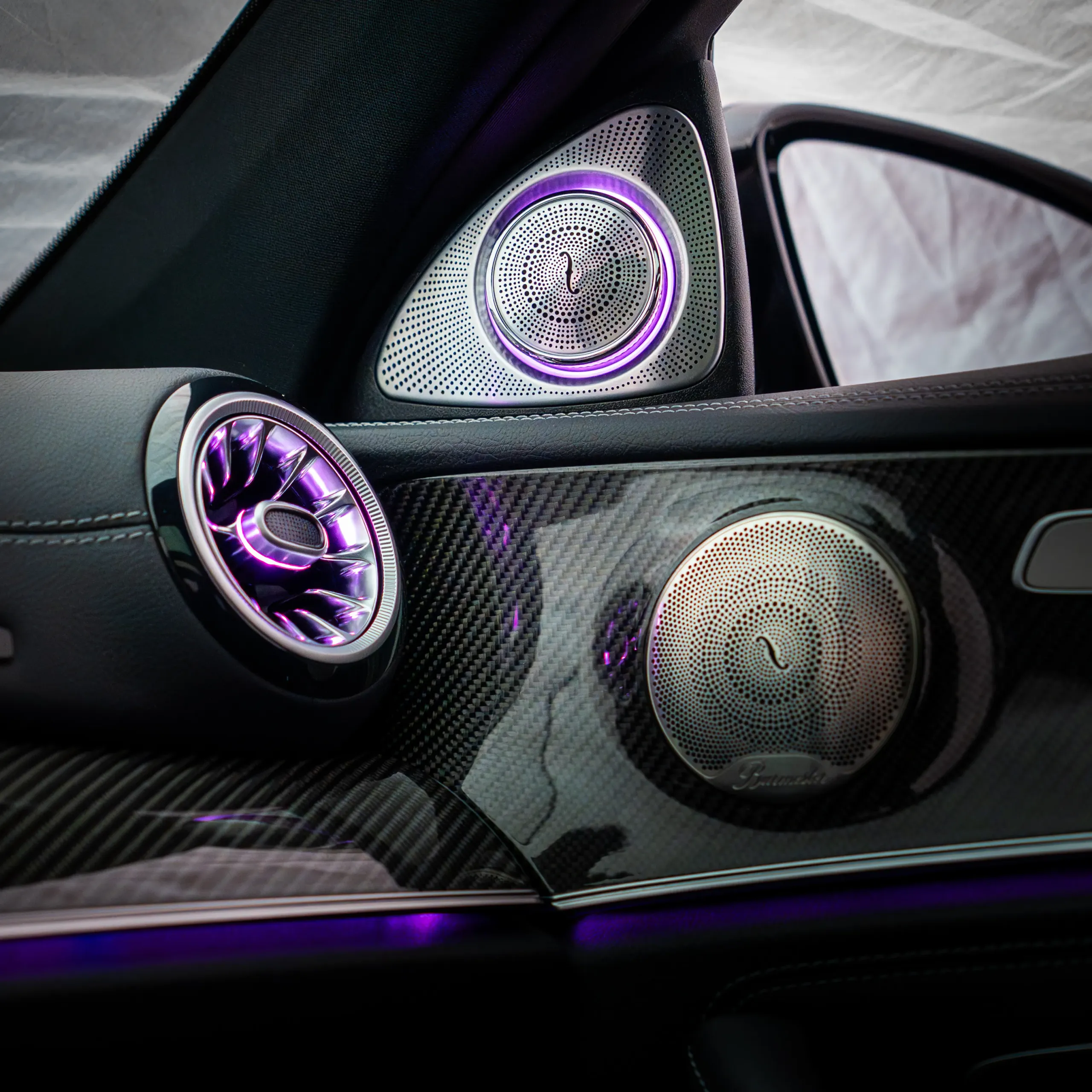 Nachrüstung beleuchteter 3D-Hochtöner Mercedes E-Klasse Cockpitansicht