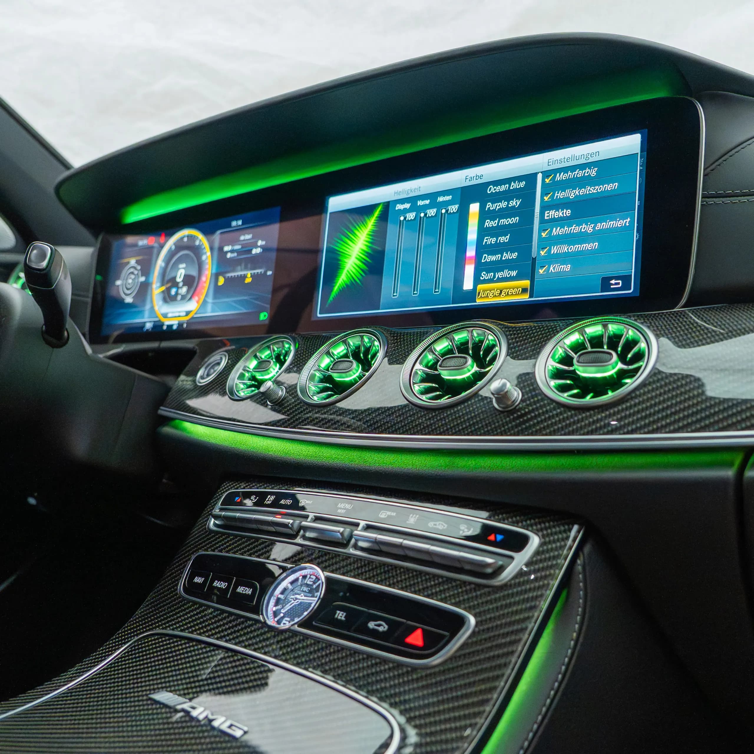Nachtaufnahme Mercedes W213 Innenraum mit 3D-Hochtönerbeleuchtung