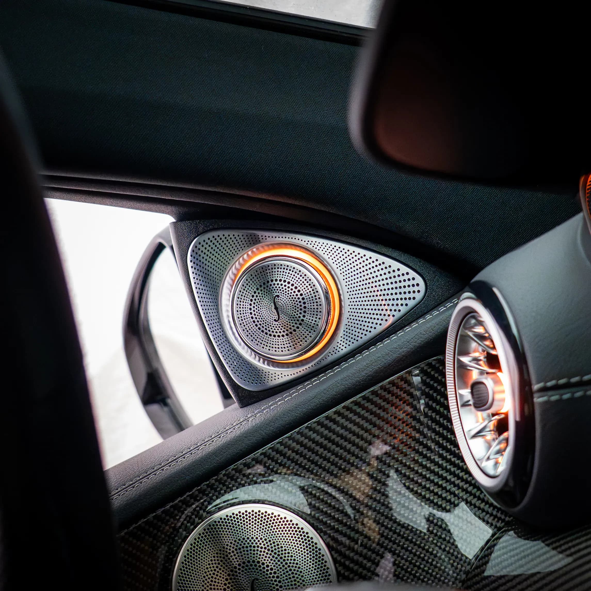 Beleuchtete Lautsprecherabdeckung und 3D-Hochtöner Mercedes W213 vorn