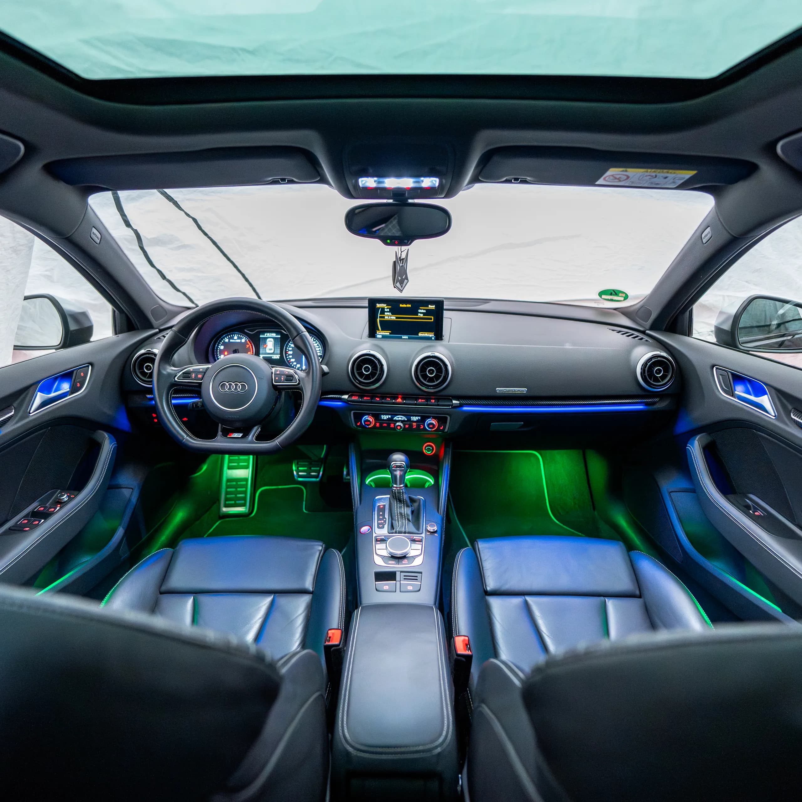 Audi A3 8V Innenraum mit mehrfarbiger Ambientebeleuchtung bei Nacht