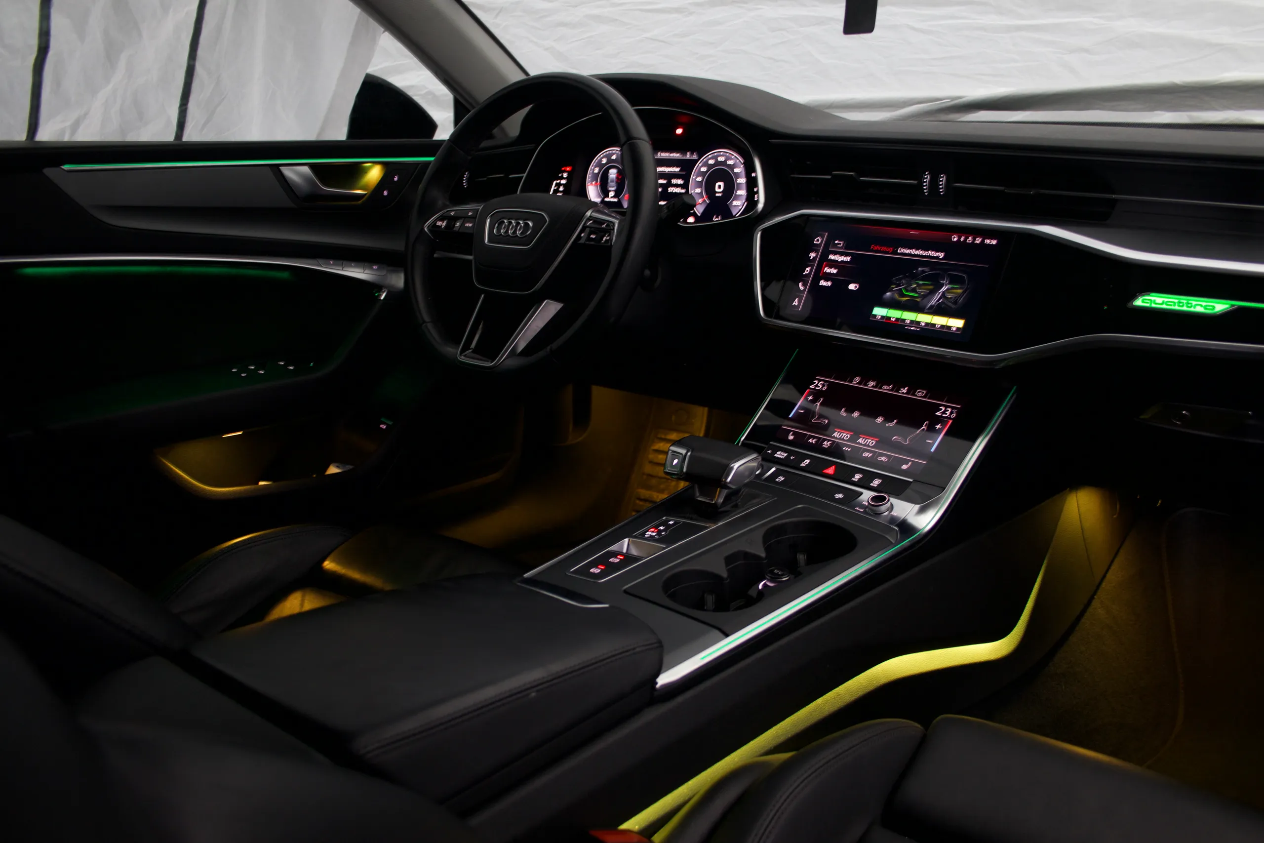 Audi A7 C8 Ambientebeleuchtung mit beleuchtetem Quattro Logo