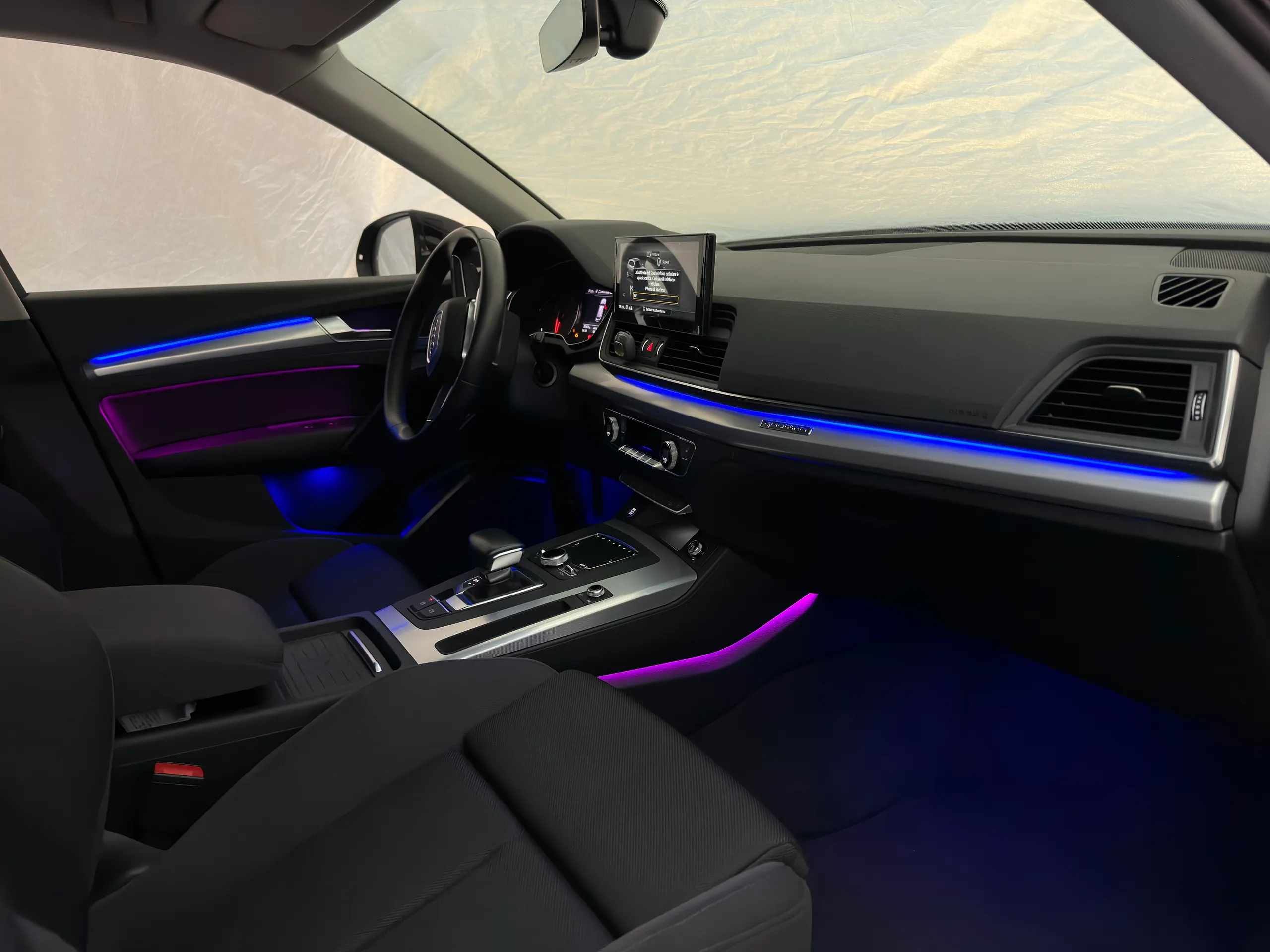 Audi Q5 FY Ambientebeleuchtung Innenraumansicht bei Nacht