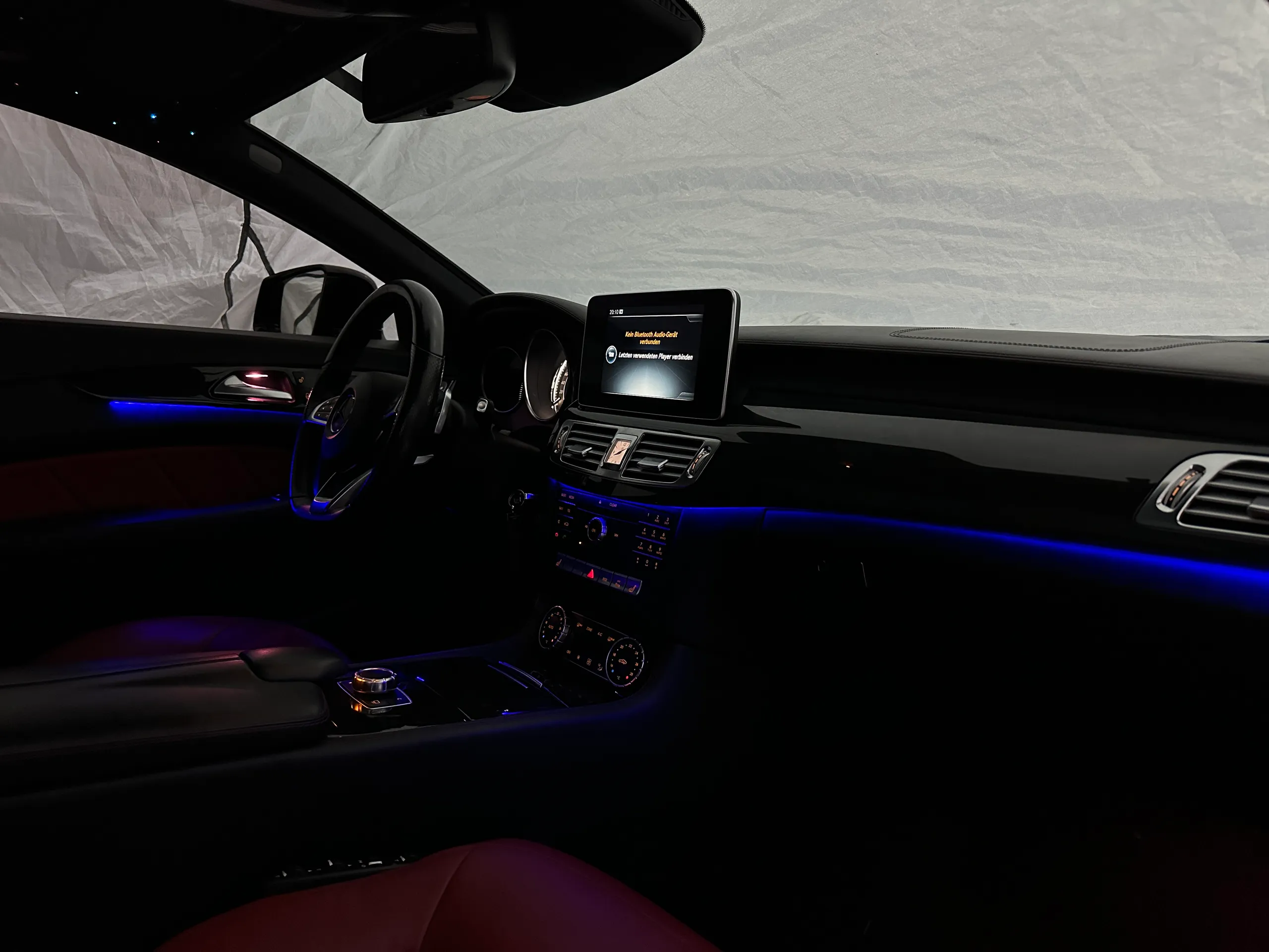 Cockpitansicht Mercedes CLS W218 mit 12-Farben Ambientelicht