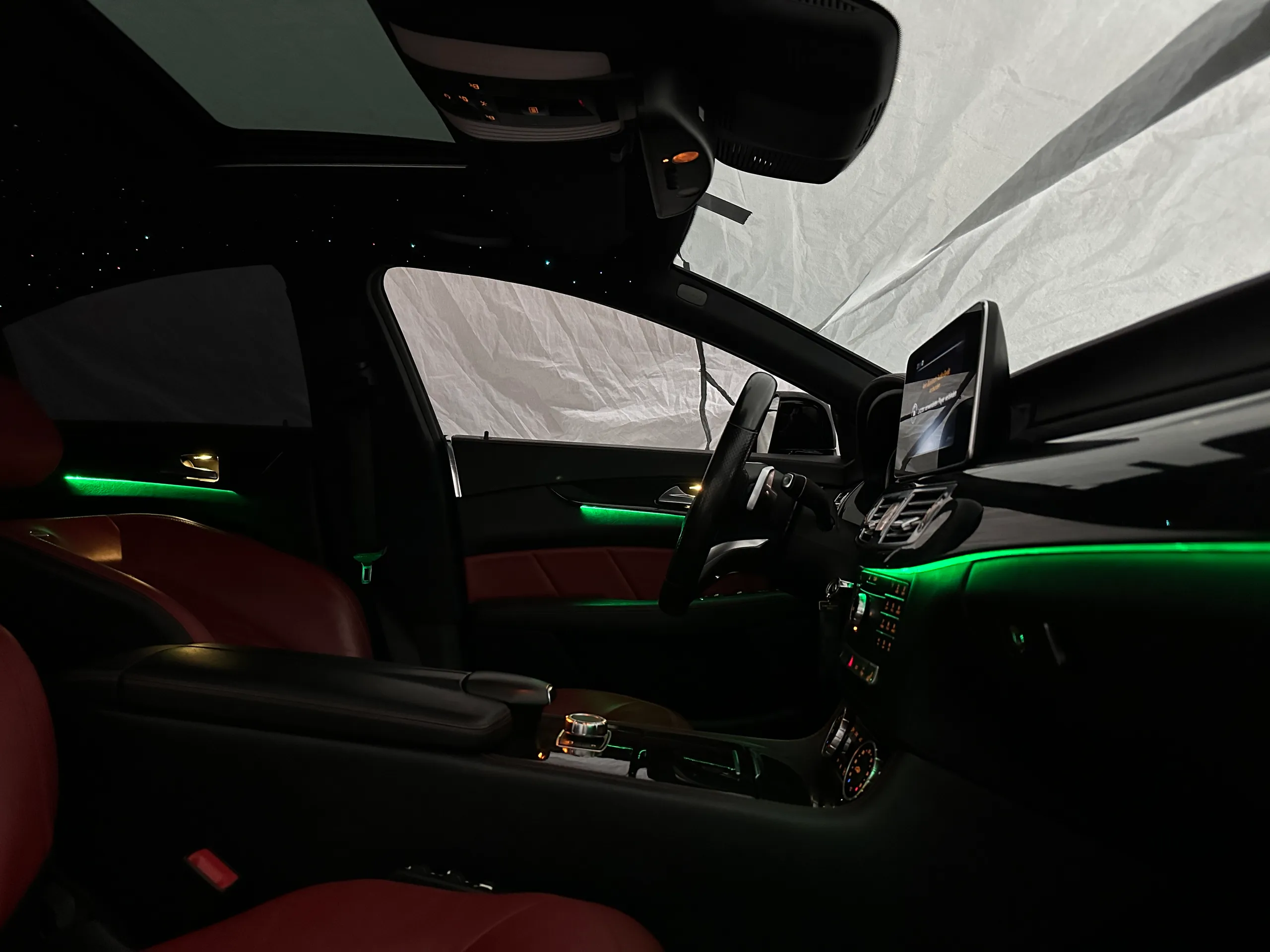 Intelligent-Dynamic Warnanzeige über Ambientelicht im Mercedes CLS W218