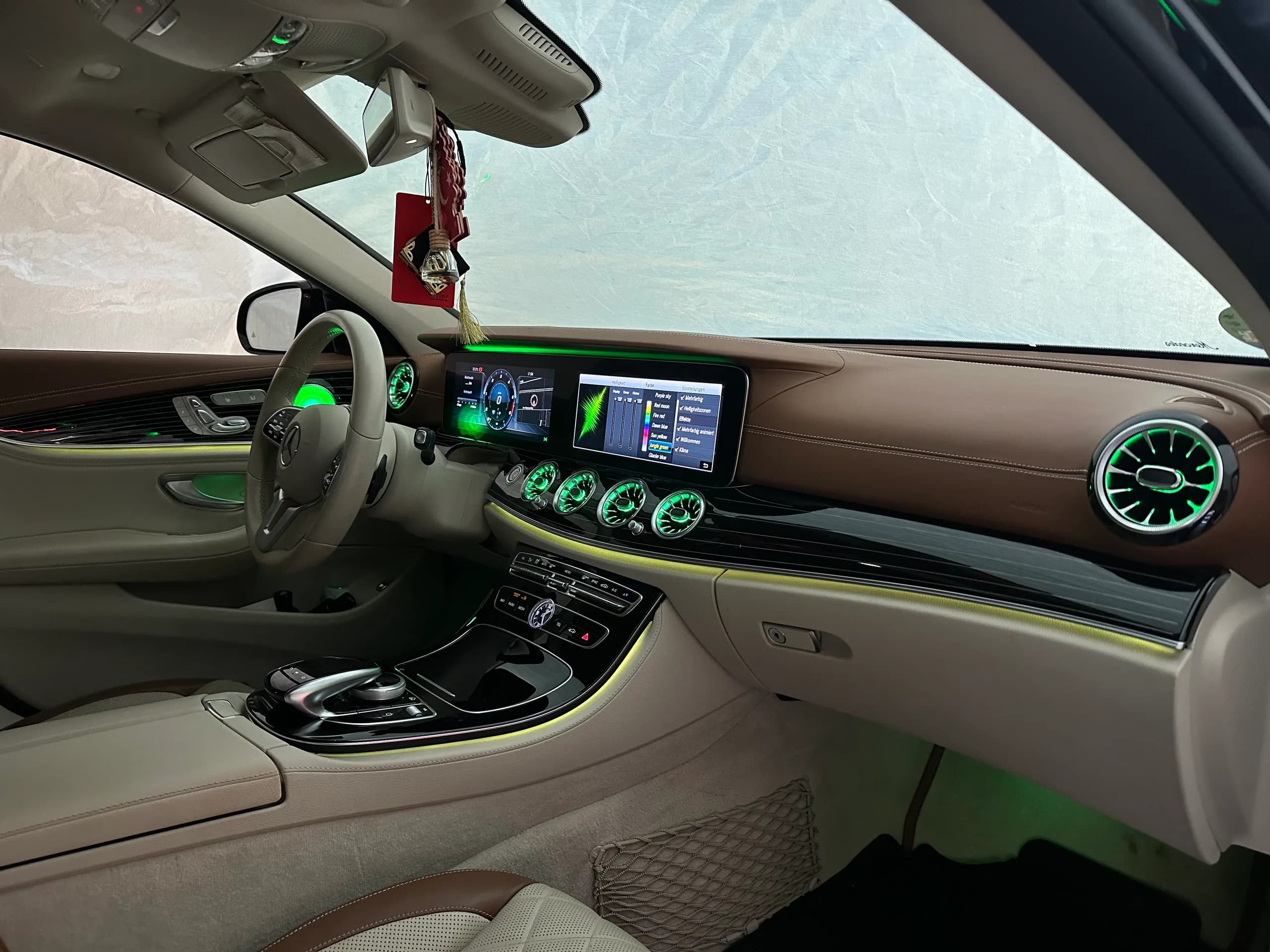 Innenraum Mercedes W213 mit farbiger Ambientebeleuchtung an den Luftdüsen