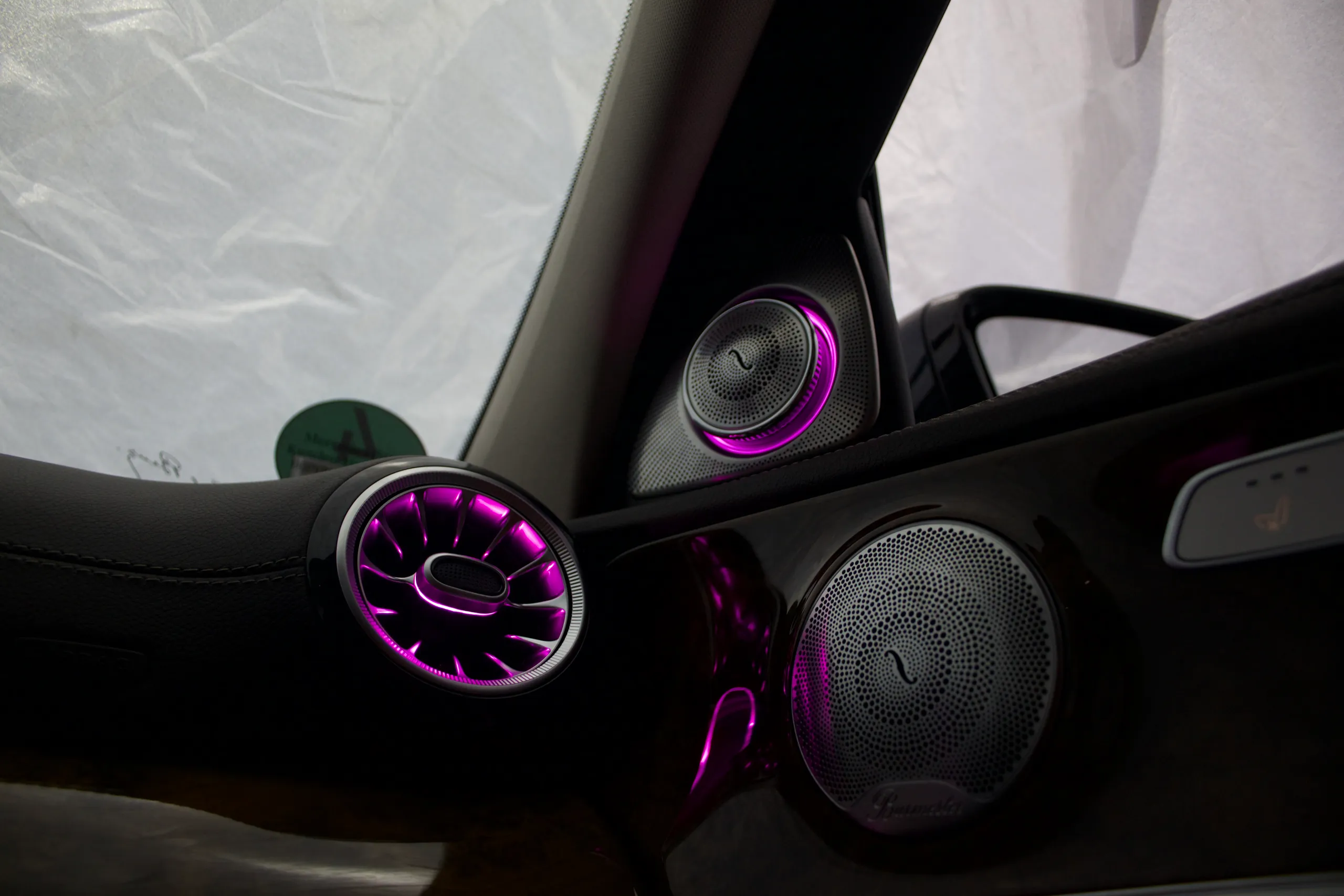 Mercedes W213 Interieur mit mehrfarbiger LED Lüftungsdüsenbeleuchtung