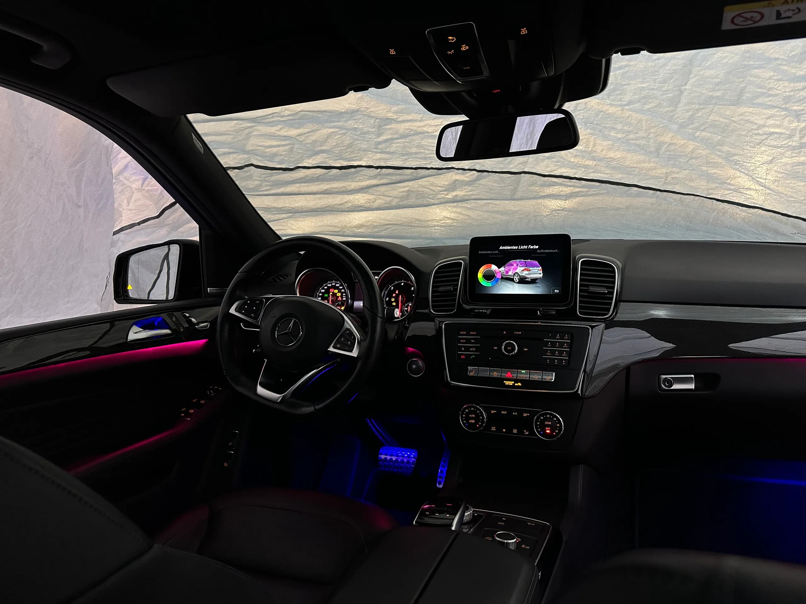 Mercedes GLS X166 Cockpit mit farbiger Linienbeleuchtung und COMAND Anzeige
