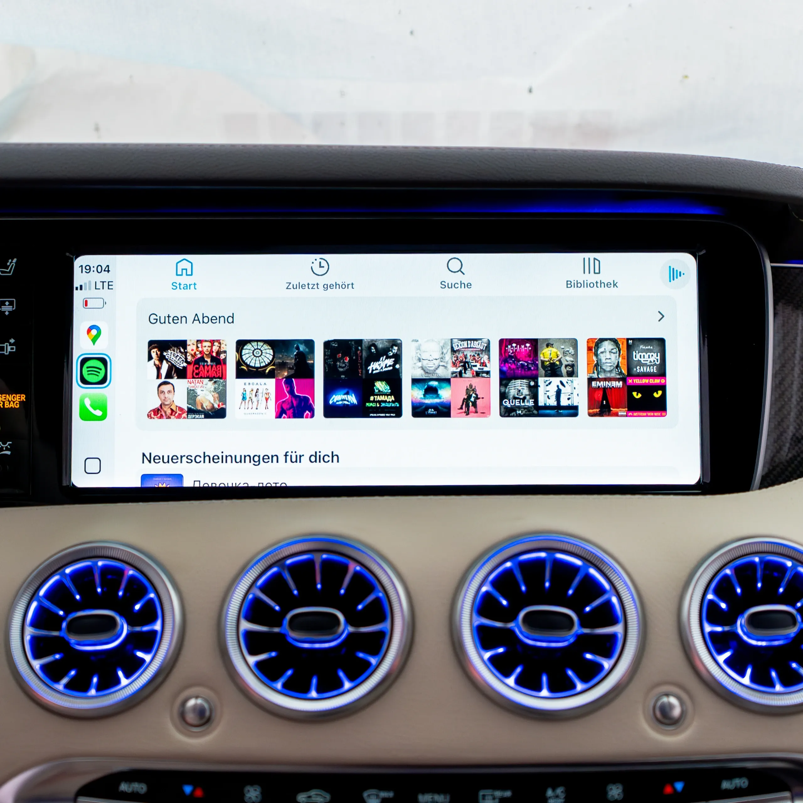 Mercedes W176 Infotainment mit aktiviertem Apple CarPlay Musikansicht