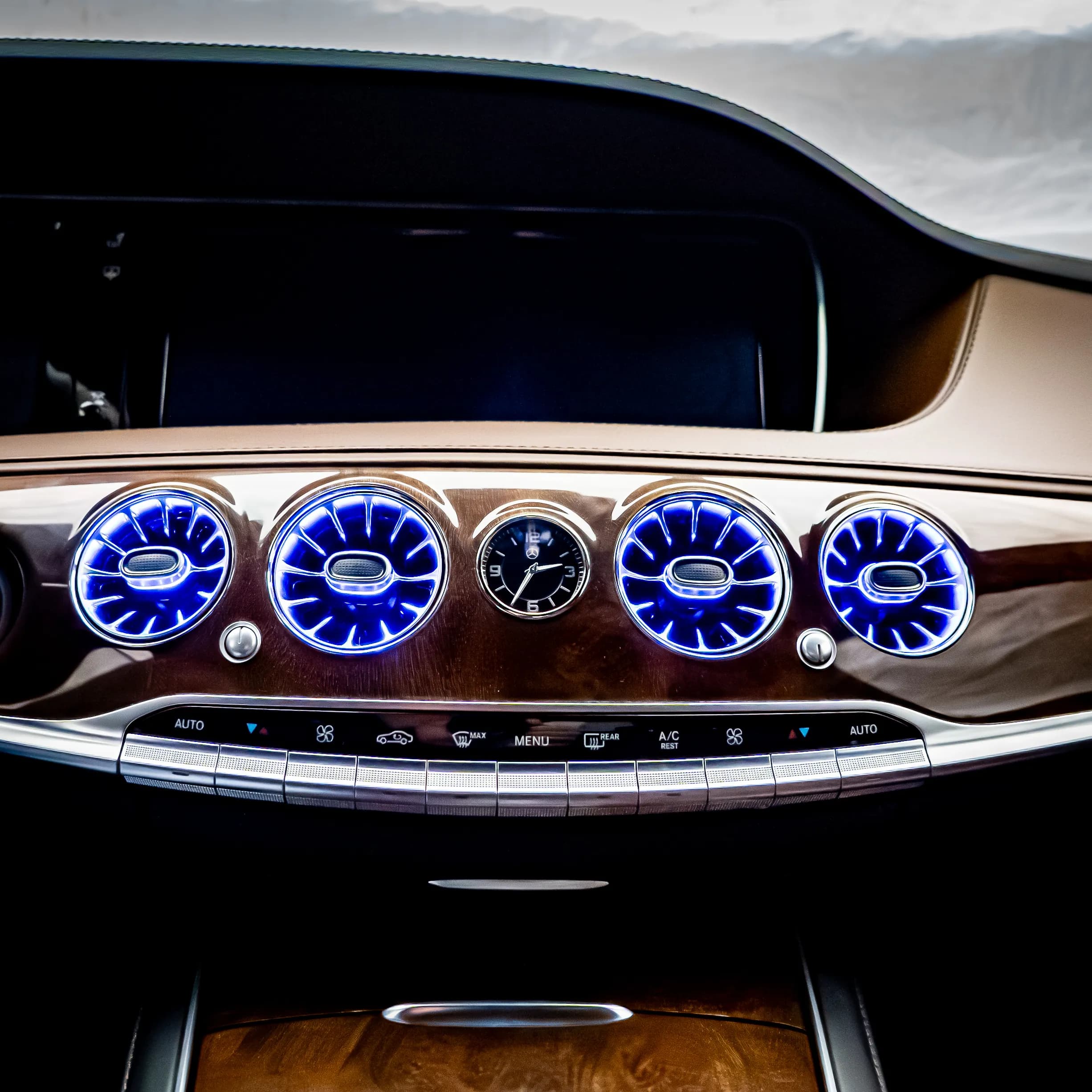 Mercedes S-Klasse W222 beleuchtete Lüftungsdüsen im Cockpit