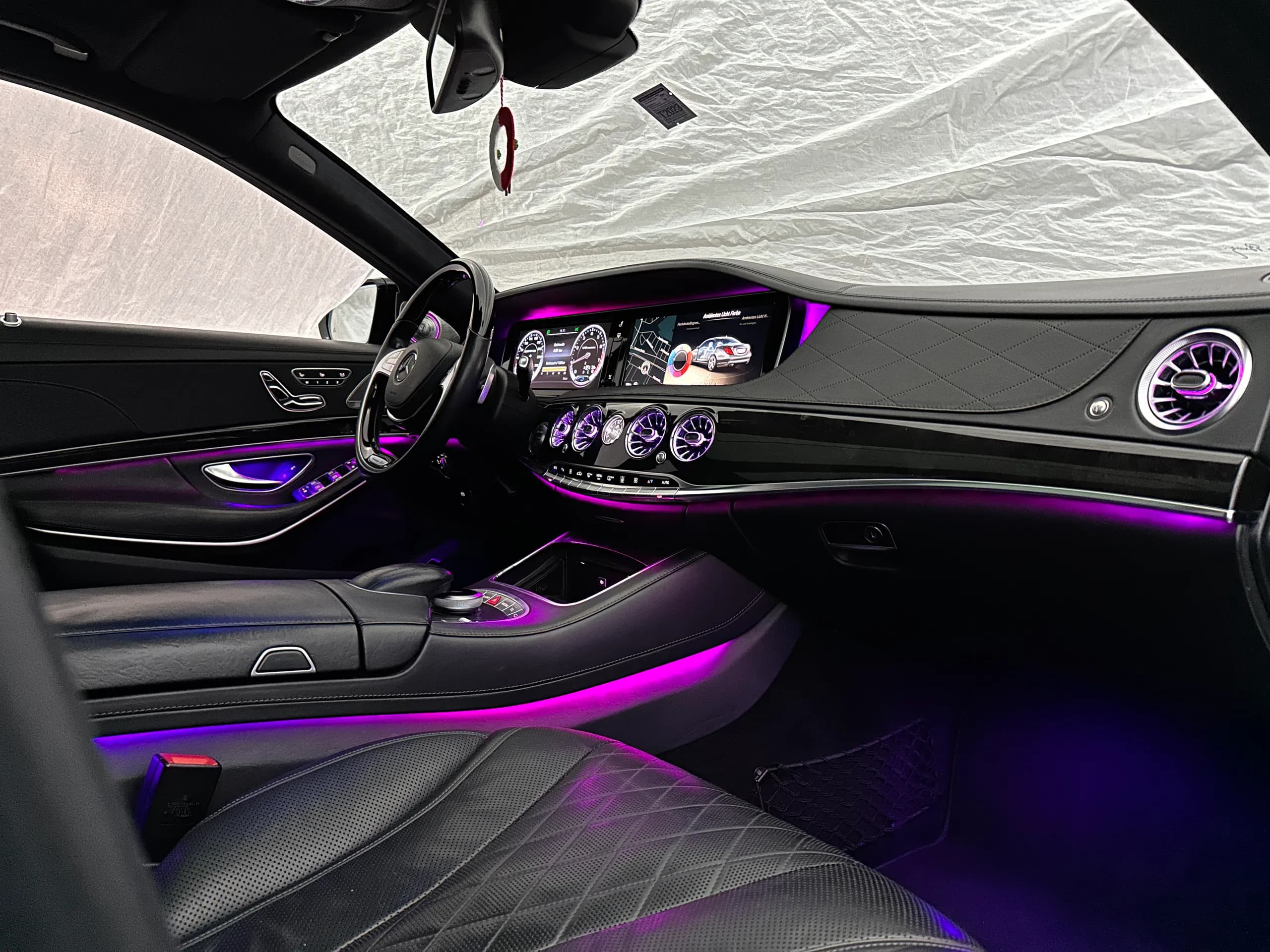 Nachtaufnahme Mercedes W222 Cockpit mit farbiger LED Lüftungsdüsenbeleuchtung