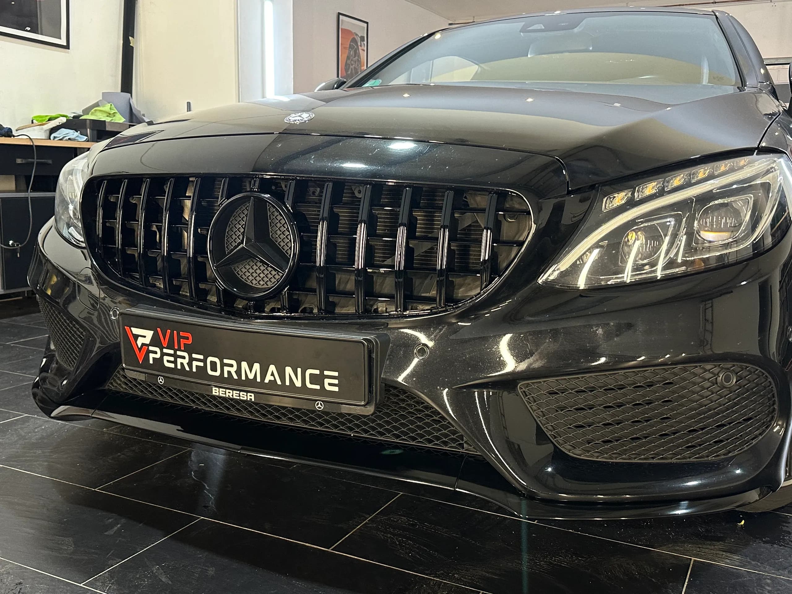 Nahaufnahme der vertikalen Streben des Panamericana Grills am W205