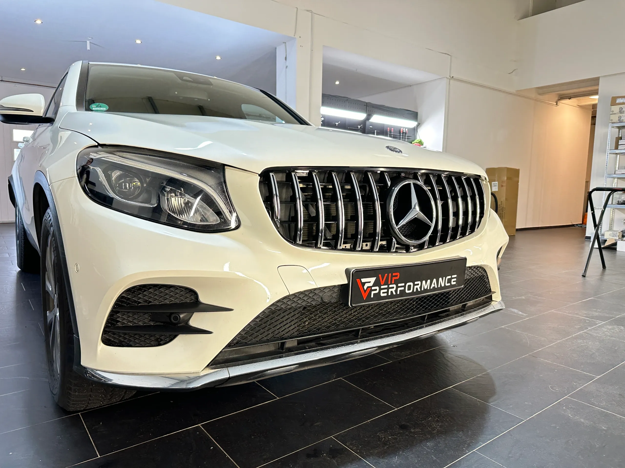 Detailansicht Panamericana Grill Mercedes GLC X253 Chrom-Schwarz