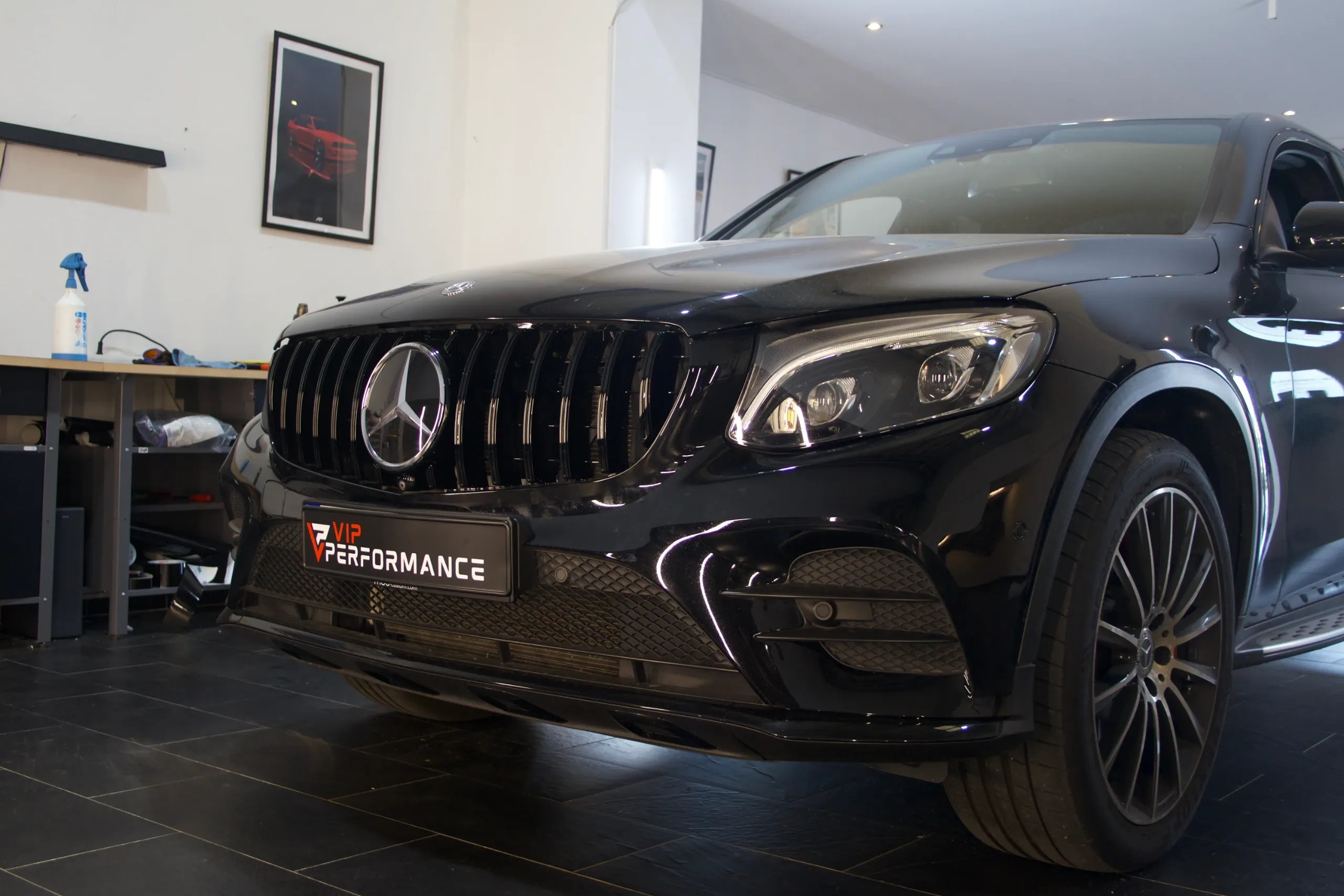 Nachtaufnahme Mercedes GLC X253 mit Panamericana Grill und eingeschaltetem Tagfahrlicht