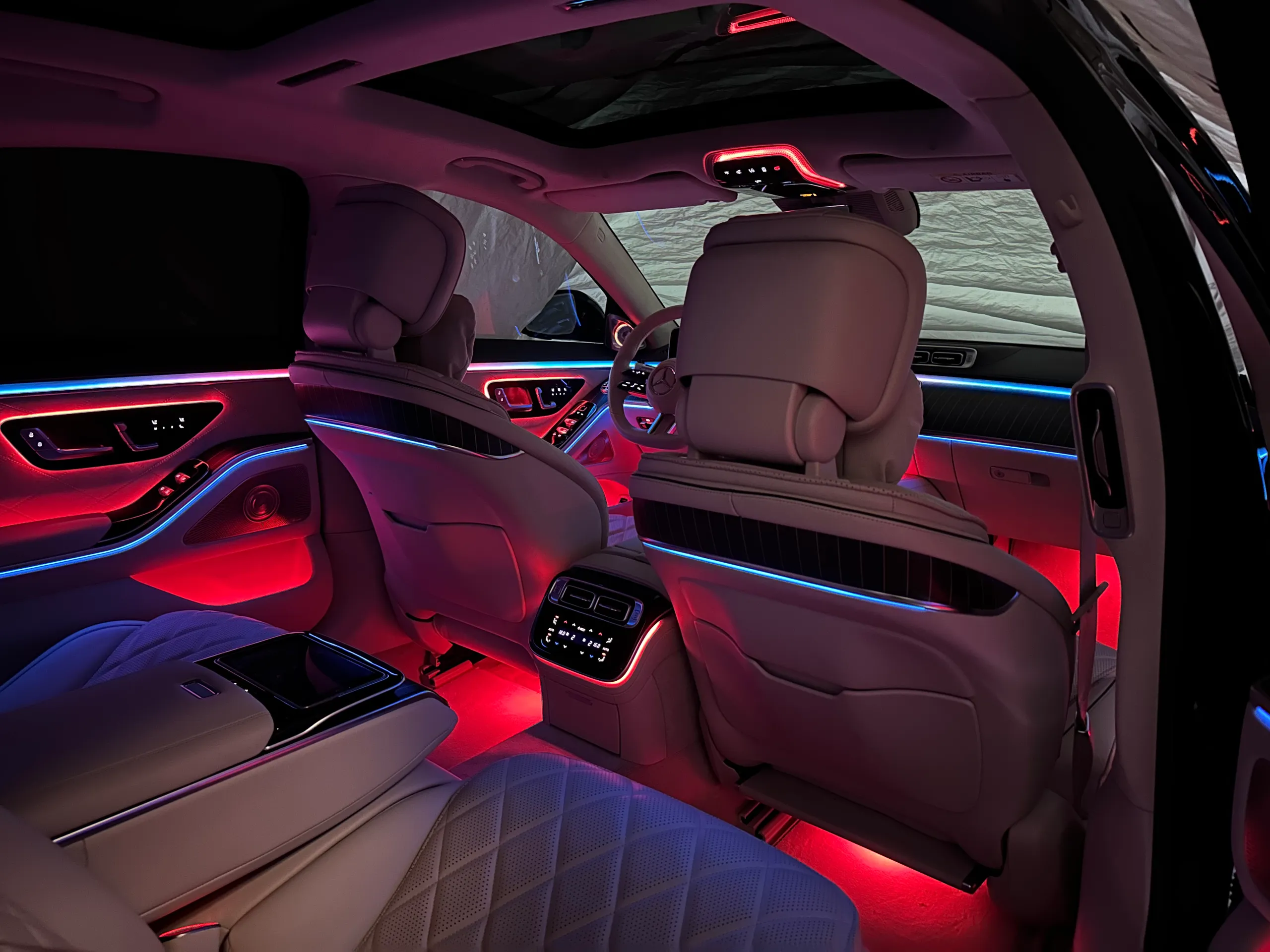 Panoramaansicht Innenraum Mercedes W223 mit voll aktiver Ambientebeleuchtung