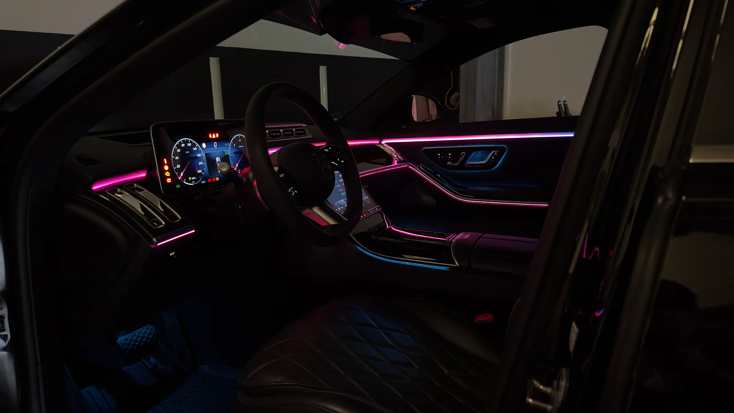 Lenkrad und Türen Mercedes S-Klasse W223 mit farbiger Ambientebeleuchtung