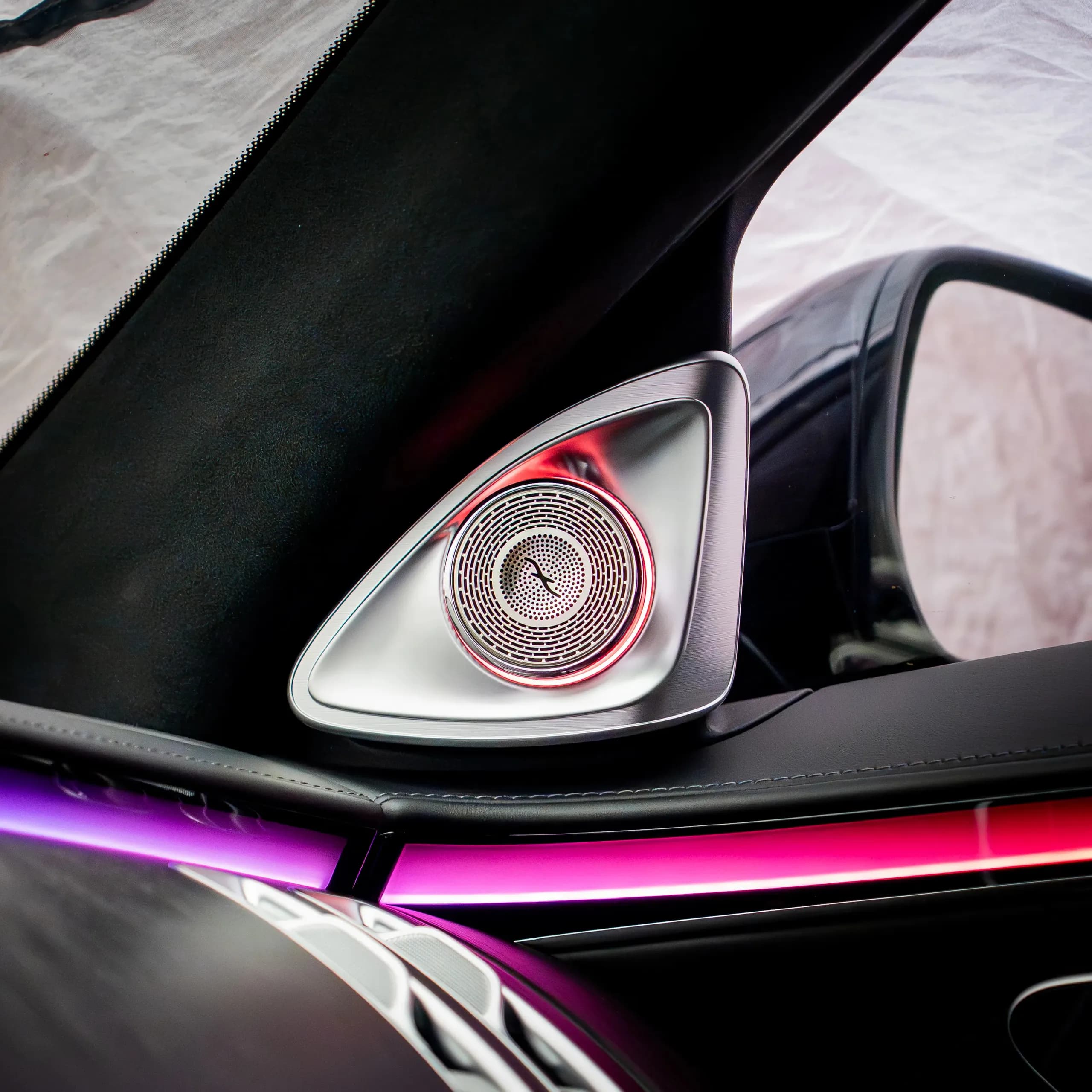 Mercedes W223 Ambiente Linien im Armaturenbrett bei Nacht