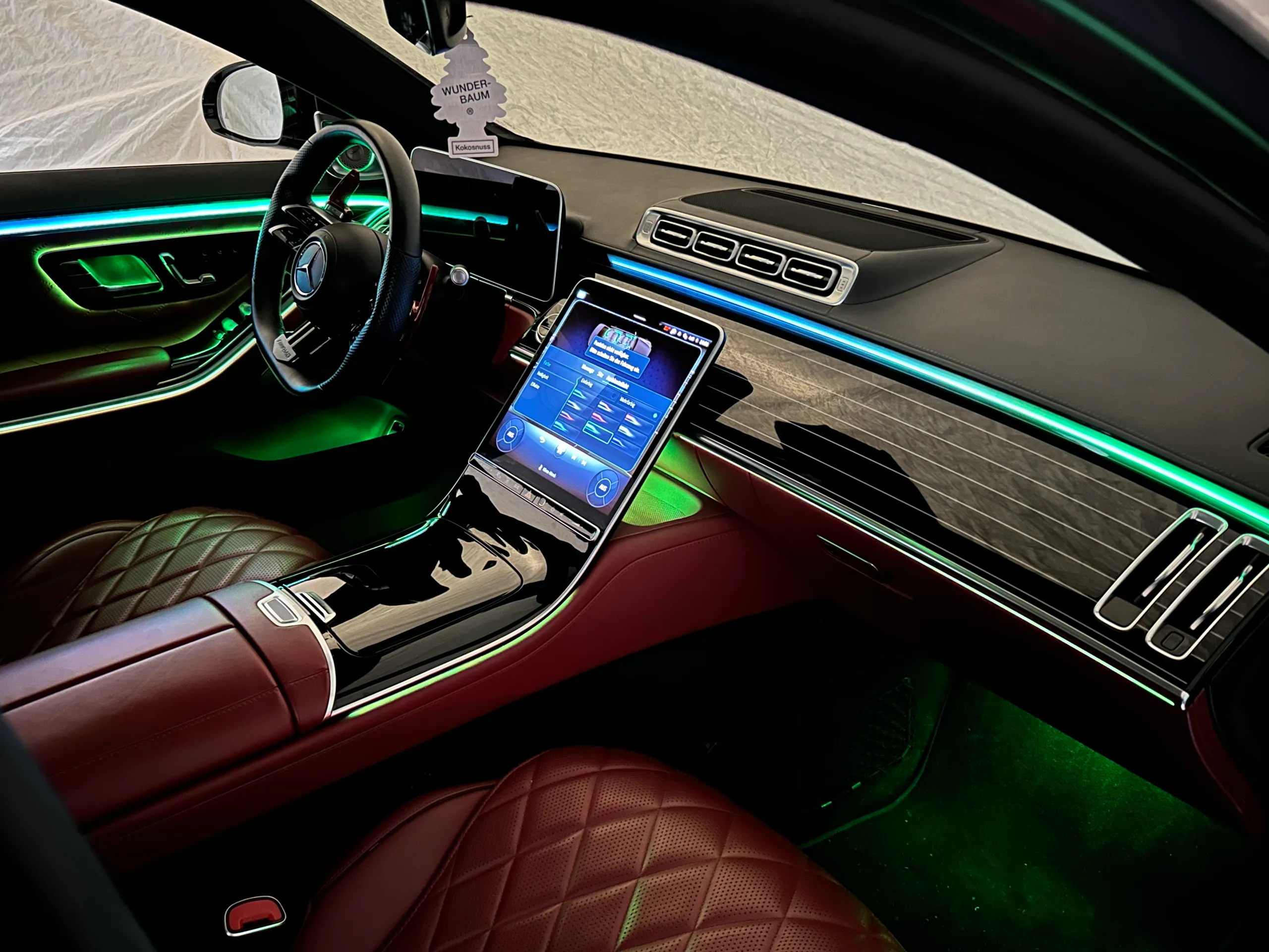 Mercedes S-Klasse W223 Mittelkonsole mit aktiver Ambientebeleuchtung