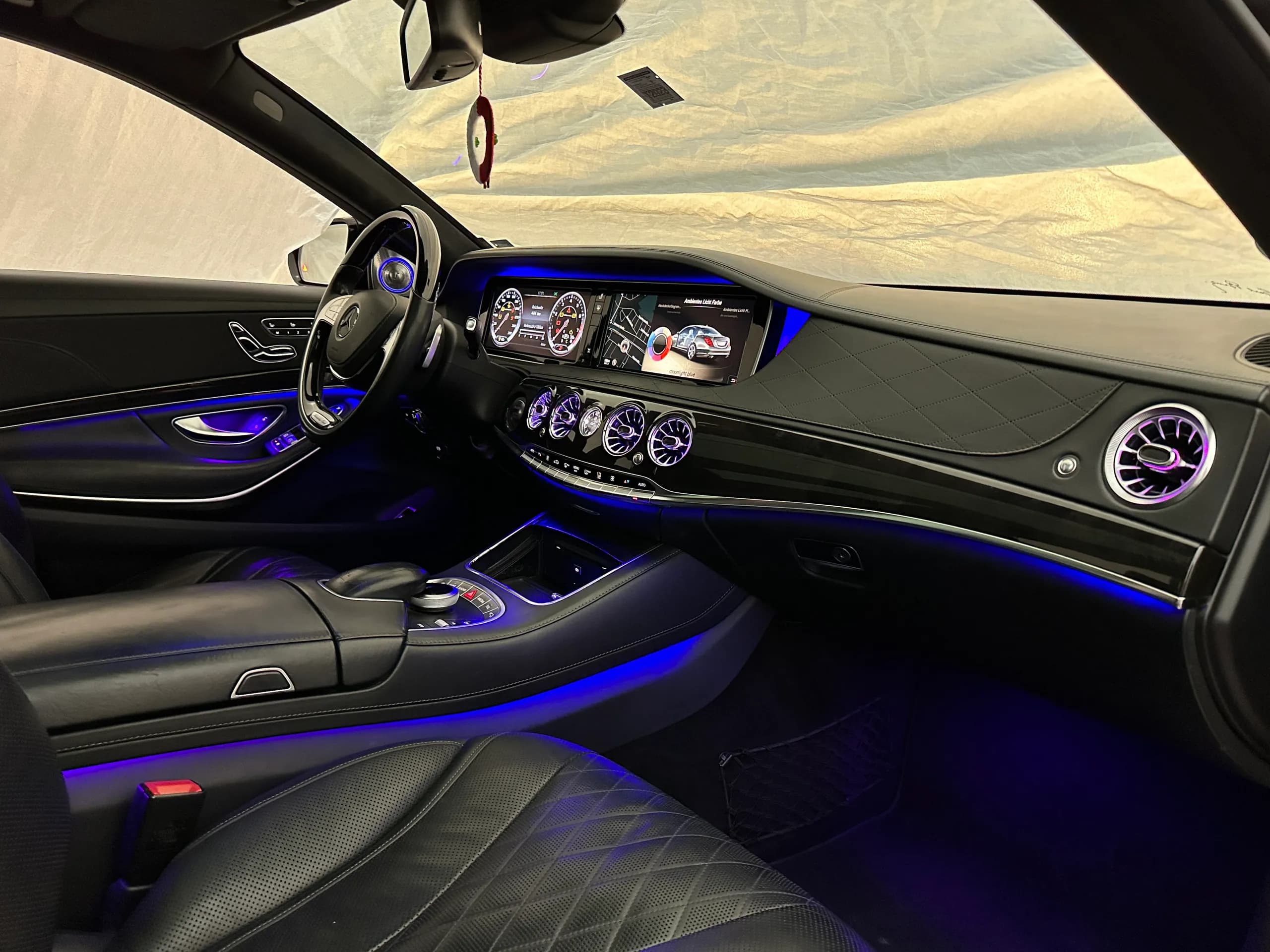 Mercedes W222 Ambientebeleuchtung Türbereich und Armaturenbrett