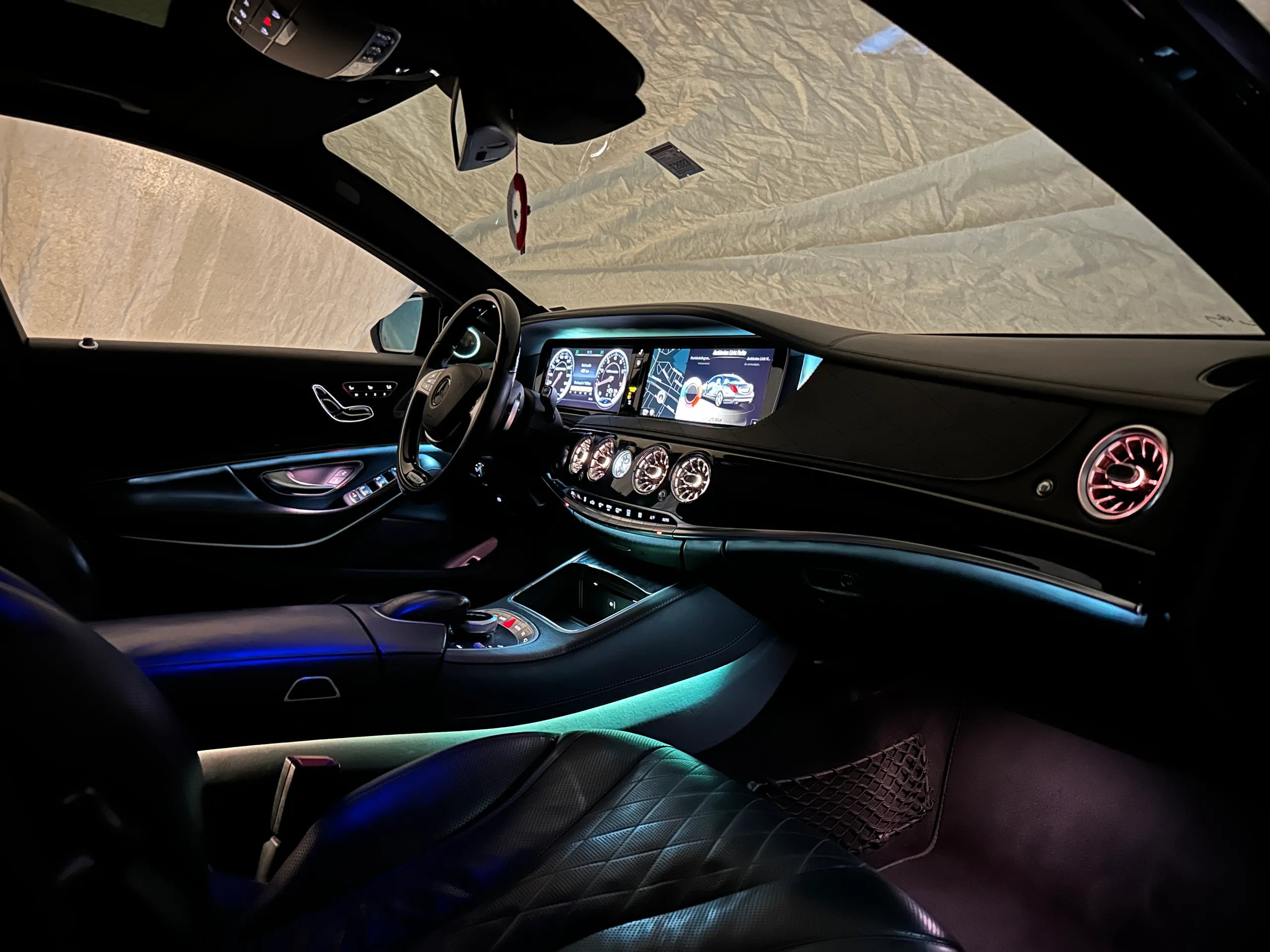 Detailansicht Ambientebeleuchtung Mercedes W222 Displayhintergrundbeleuchtung