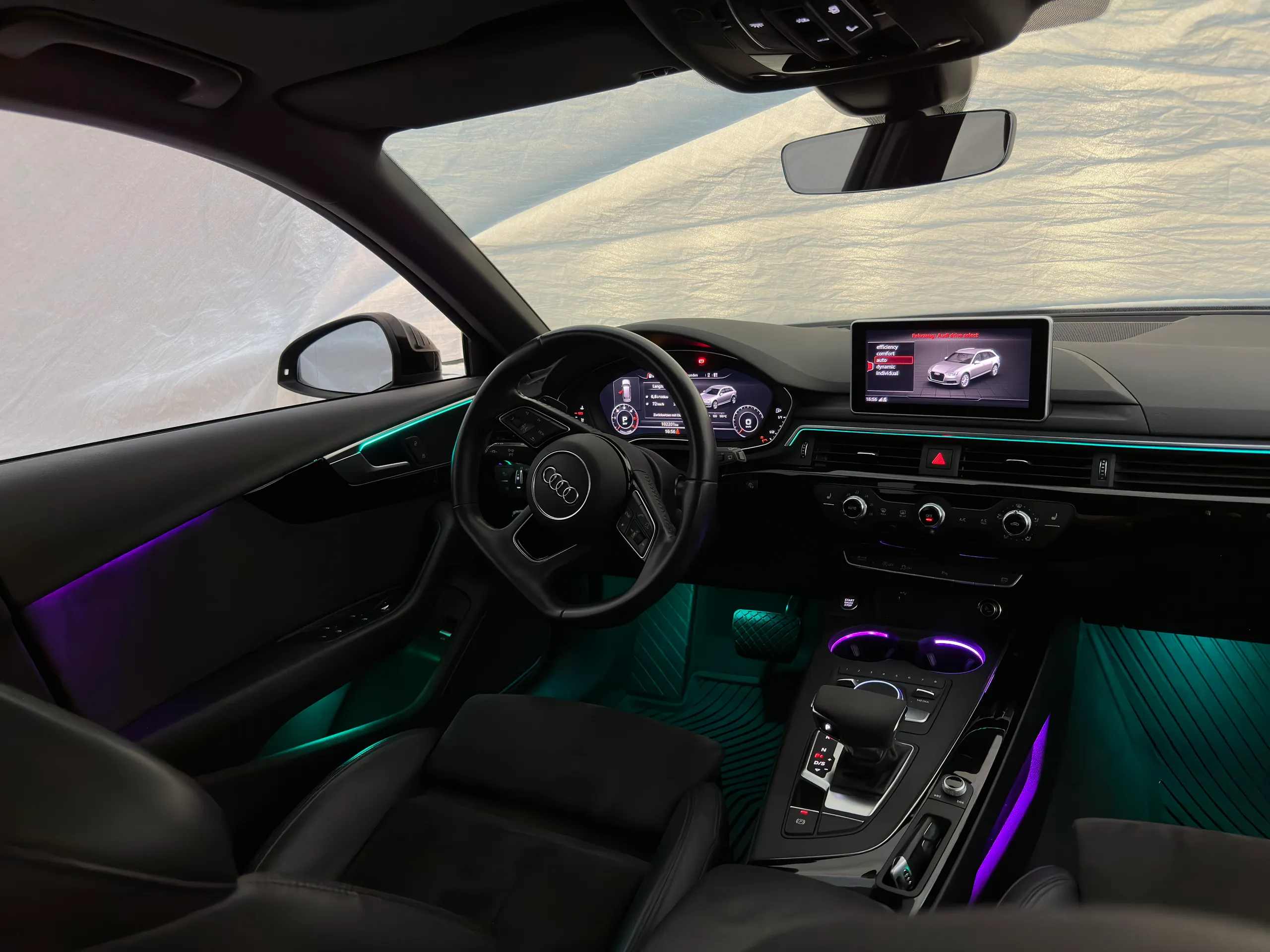 Audi A5 F5 Cockpit mit betonter Linienbeleuchtung