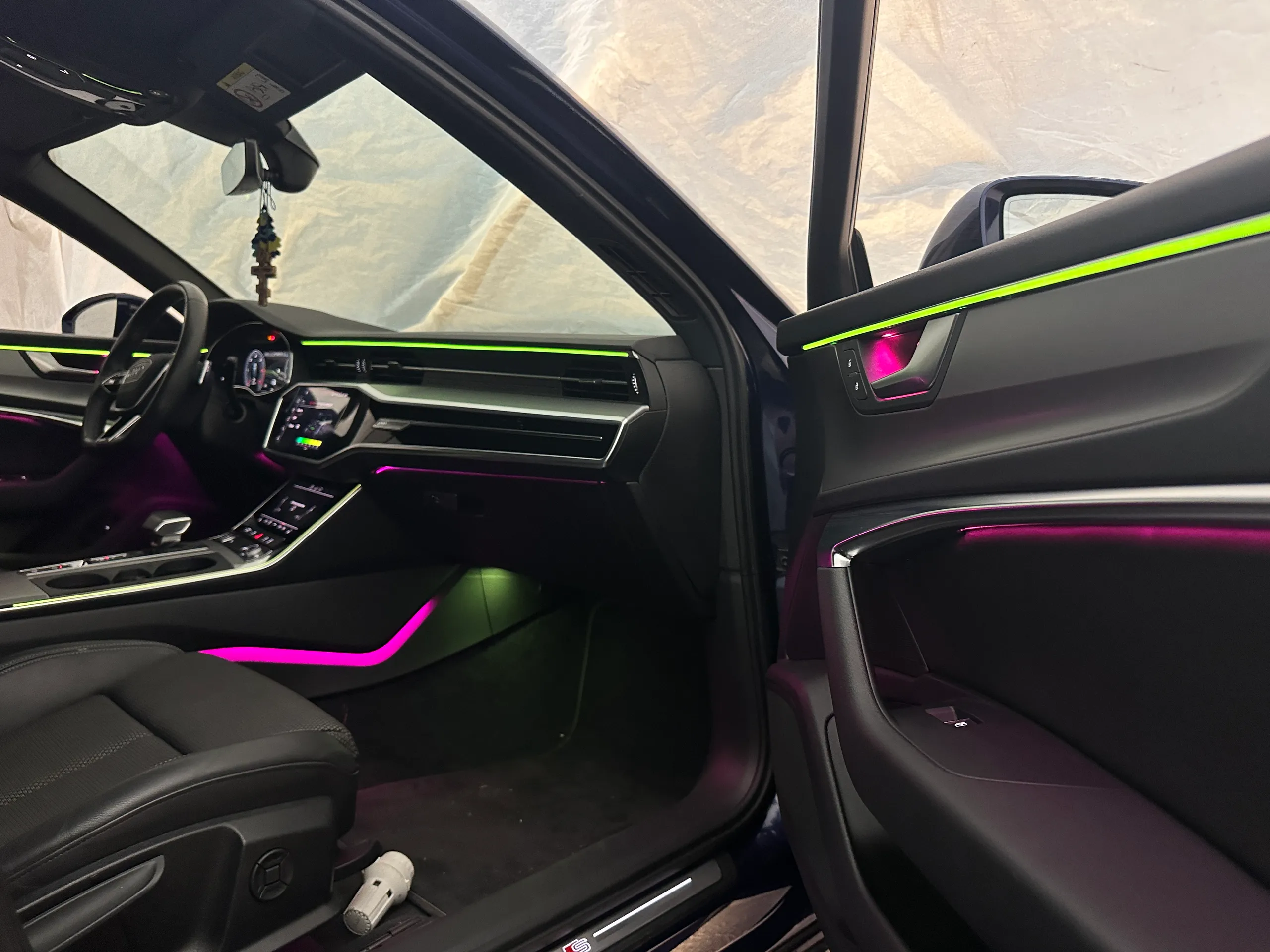 Nachtaufnahme Audi A7 C8 Innenraum mit Ambientebeleuchtung