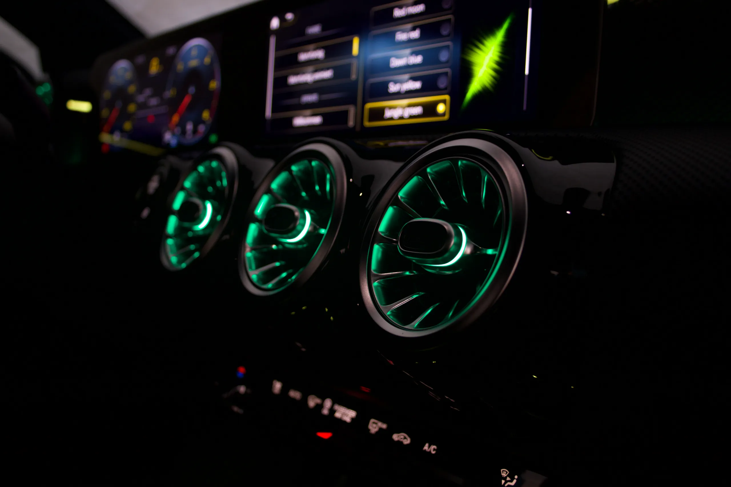 Ambientebeleuchtung Mercedes A-Klasse W177 Armaturenbrett Detail