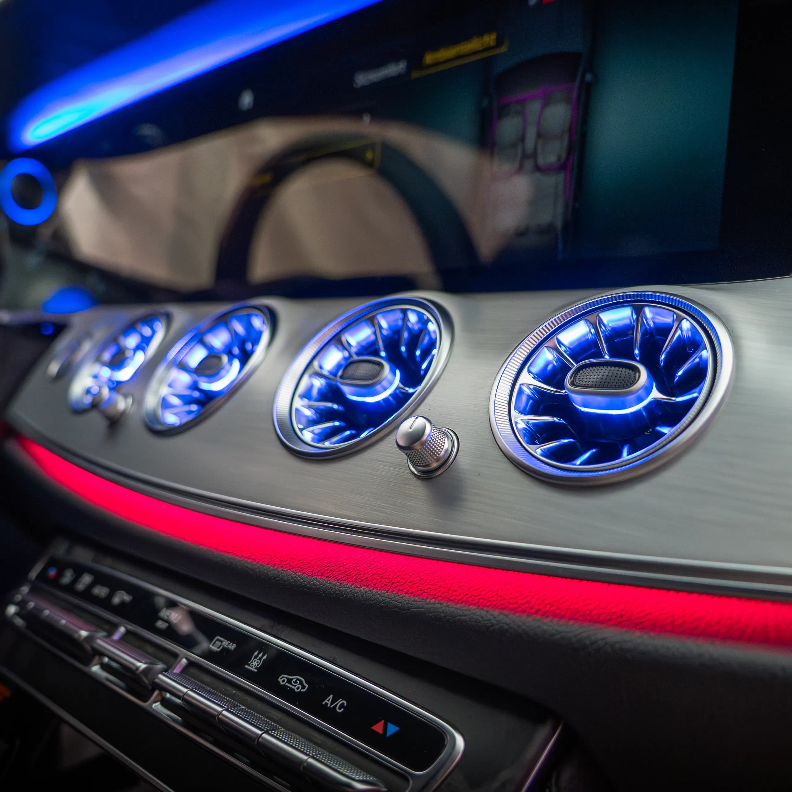 Vorher-nachher Vergleich Mercedes E-Klasse W213 Cockpit mit und ohne Ambientebeleuchtung an den Lüftungsdüsen