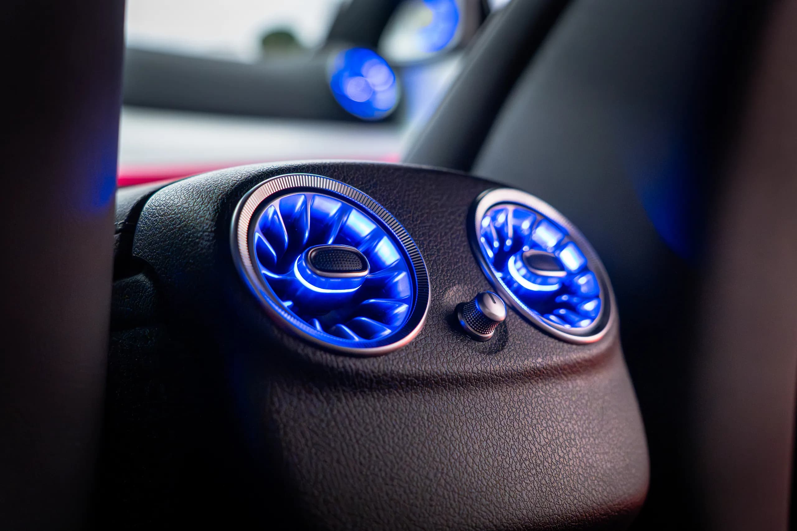 Mercedes W213 Innenraum Gesamtansicht mit betonten beleuchteten Lüftungsdüsen