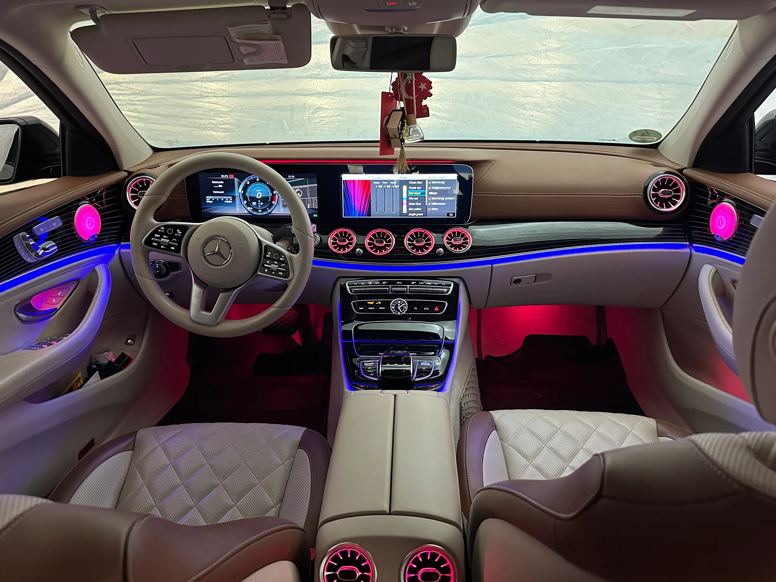 Detailansicht beleuchtete Lüftungsdüse Turbinenoptik Mercedes E-Klasse W213