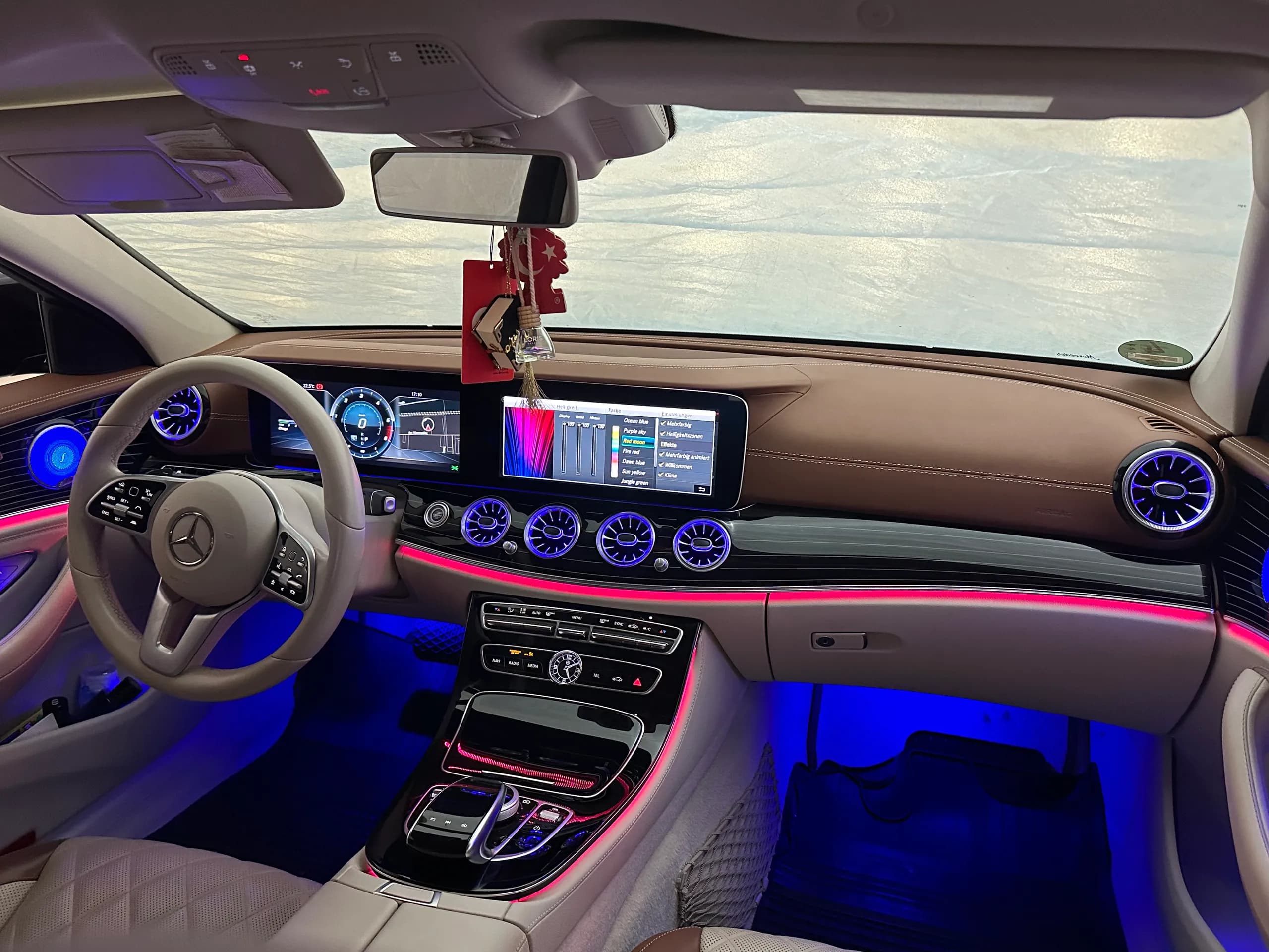 Ambientebeleuchtung Mercedes E-Klasse W213 Cockpit Nachtaufnahme in Blau