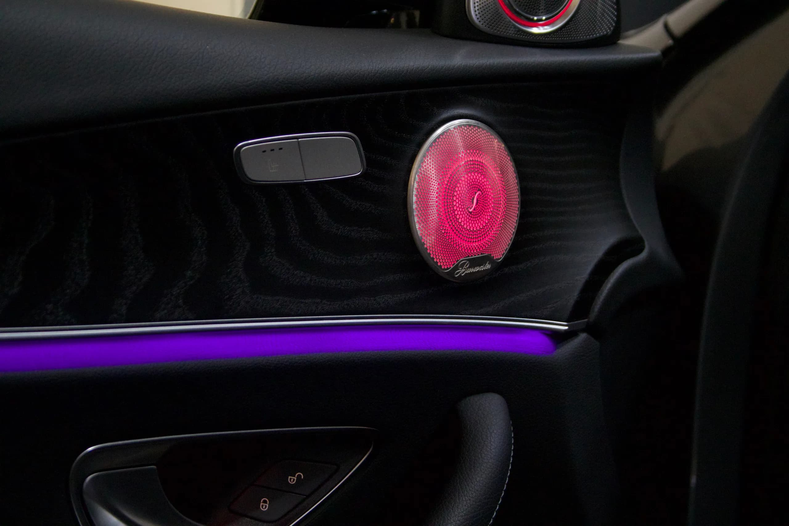 Beleuchtete Lüftungsdüsen und Ambientelicht im Armaturenbrett der Mercedes E-Klasse W213