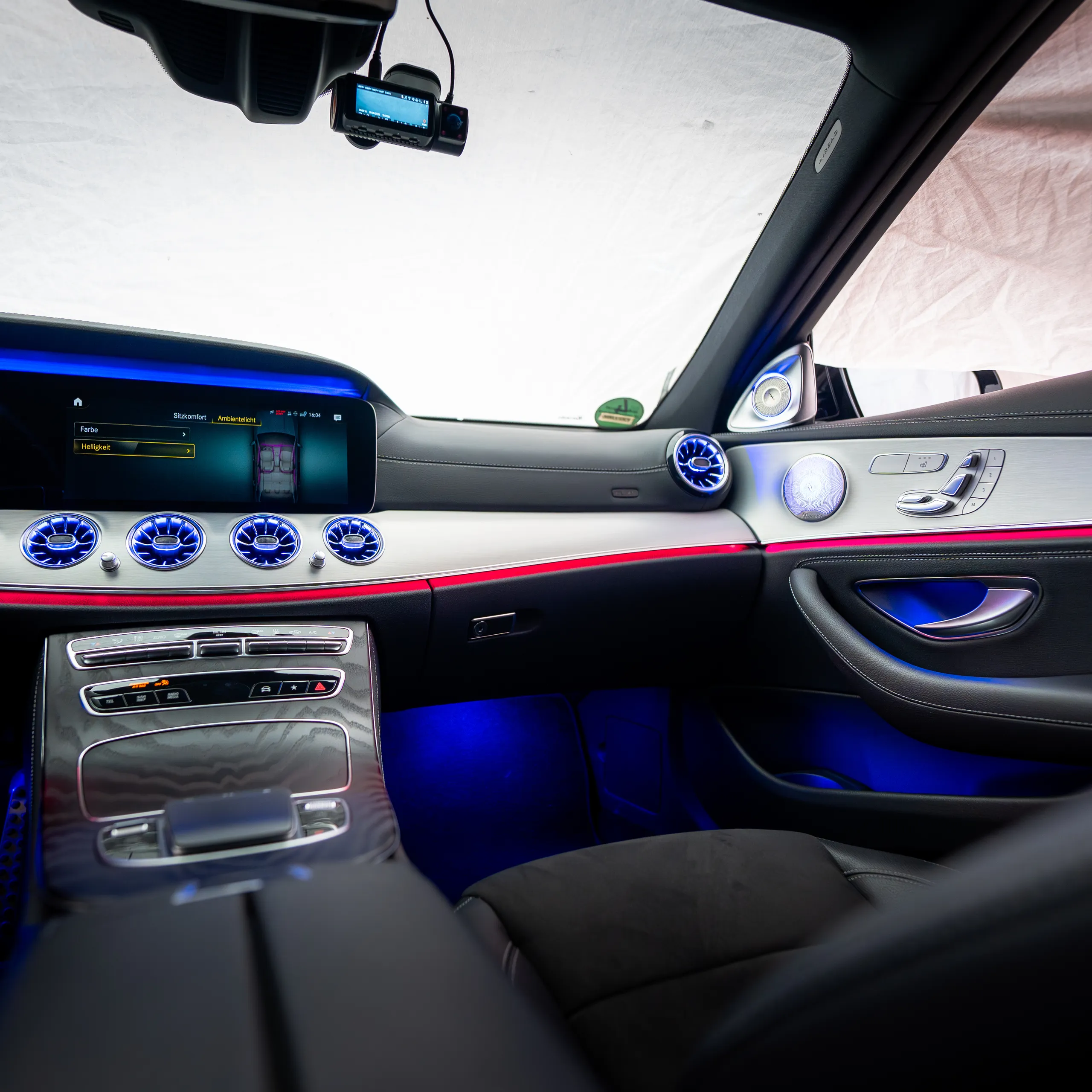 Innenraumstimmung Mercedes W213 mit warmweißer Ambientebeleuchtung an den Luftausströmern