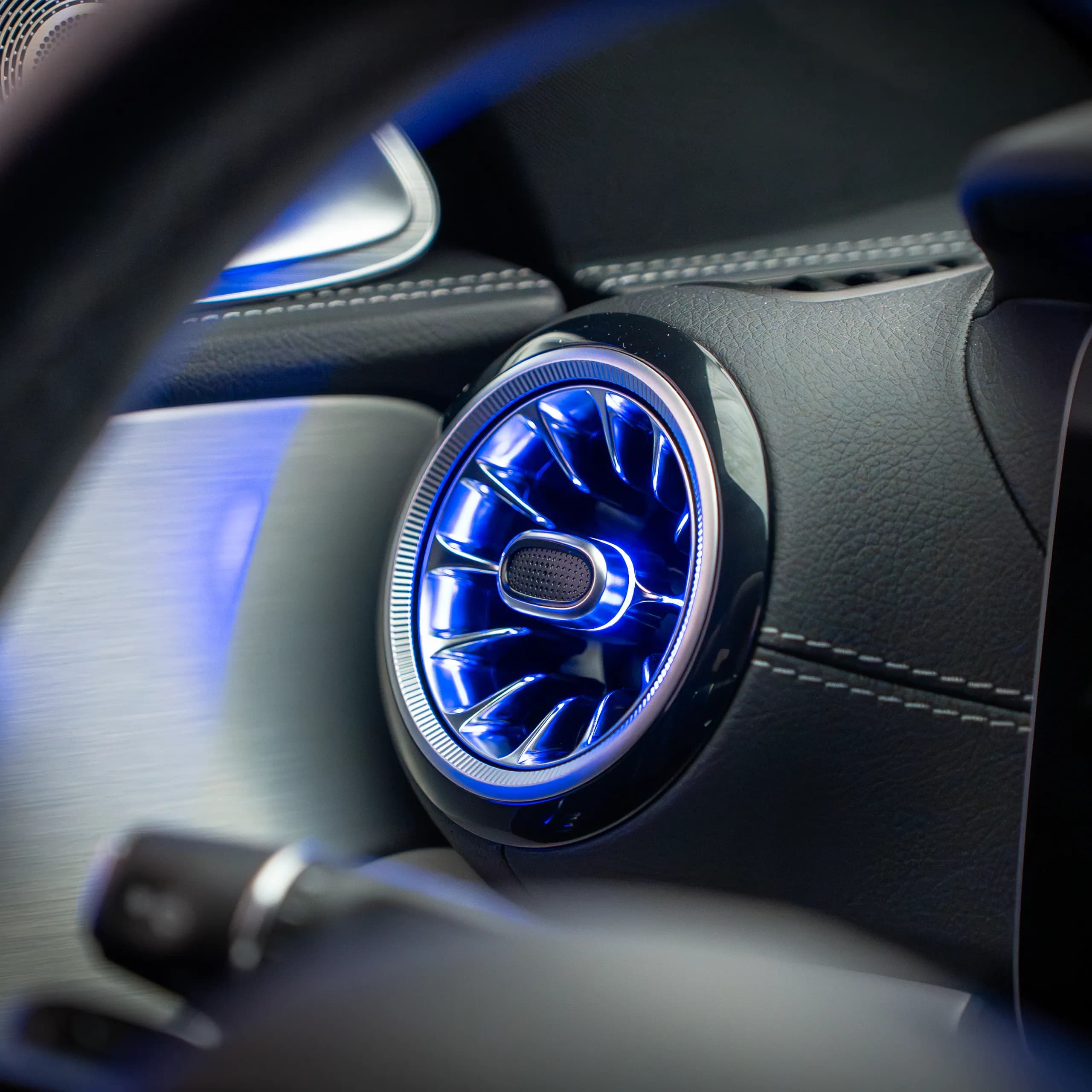 Ambientebeleuchtung Mercedes E-Klasse W213 Lüftungsdüsen in lila Farbszene