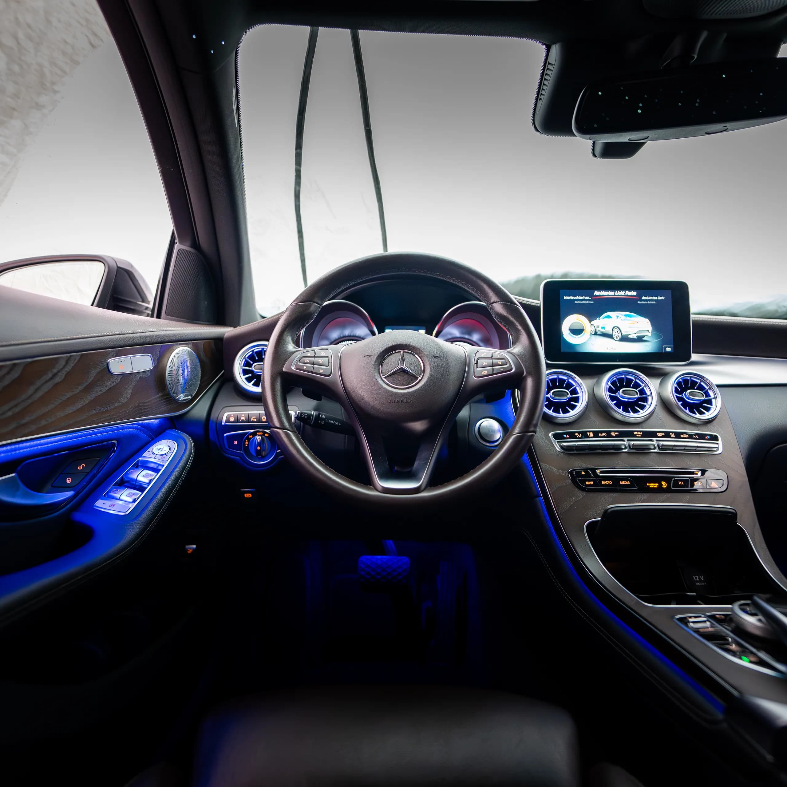 Lenkbereich und Türverkleidung mit Ambientebeleuchtung im Mercedes GLC X253