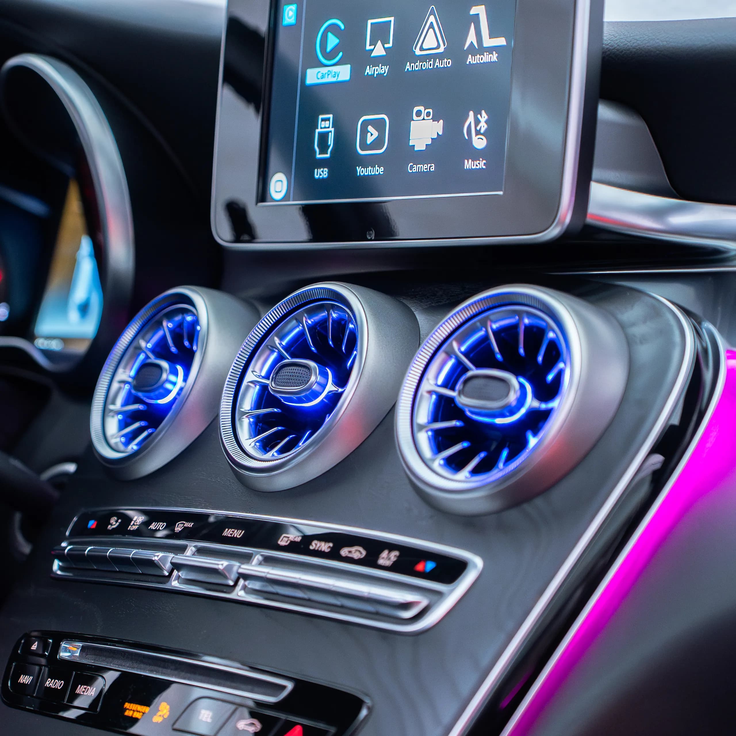 Ambientebeleuchtung Mercedes GLC X253 harmonische Lichtlinien im Interieur