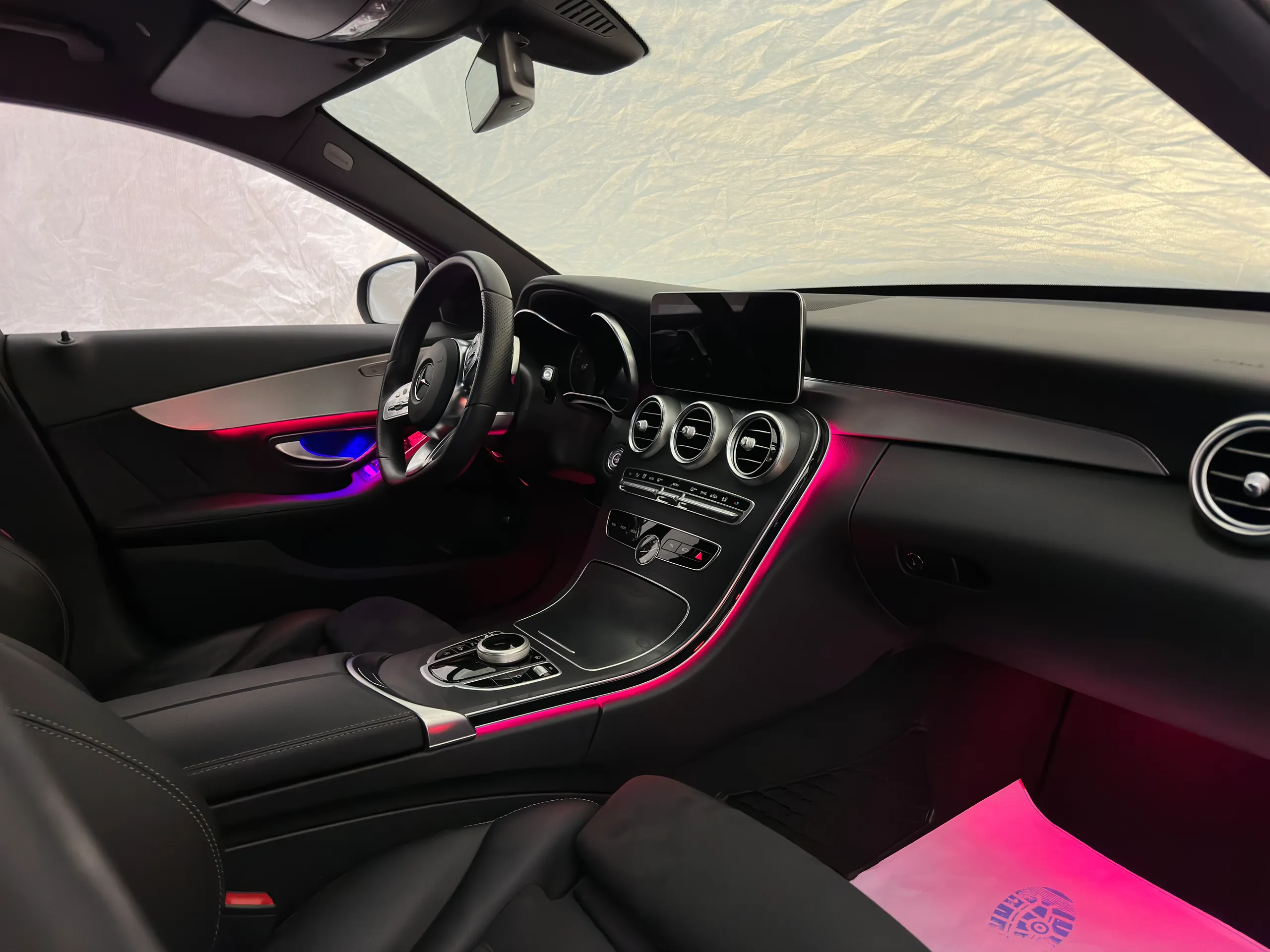 Konfigurierte Ambientebeleuchtung Mercedes W205 im Fahrgastraum