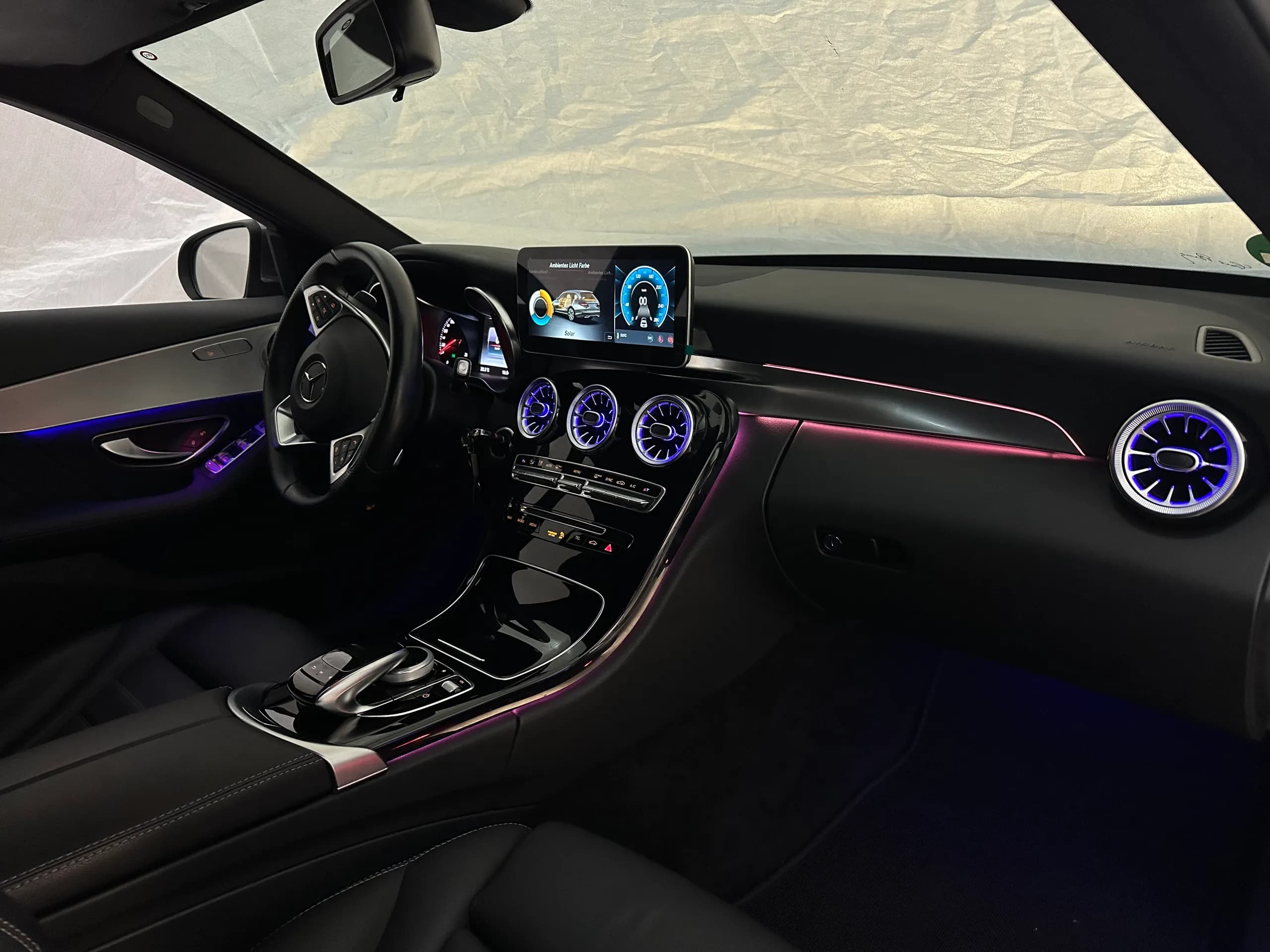 Mercedes C-Klasse W205 Ambientebeleuchtung im Armaturenbereich