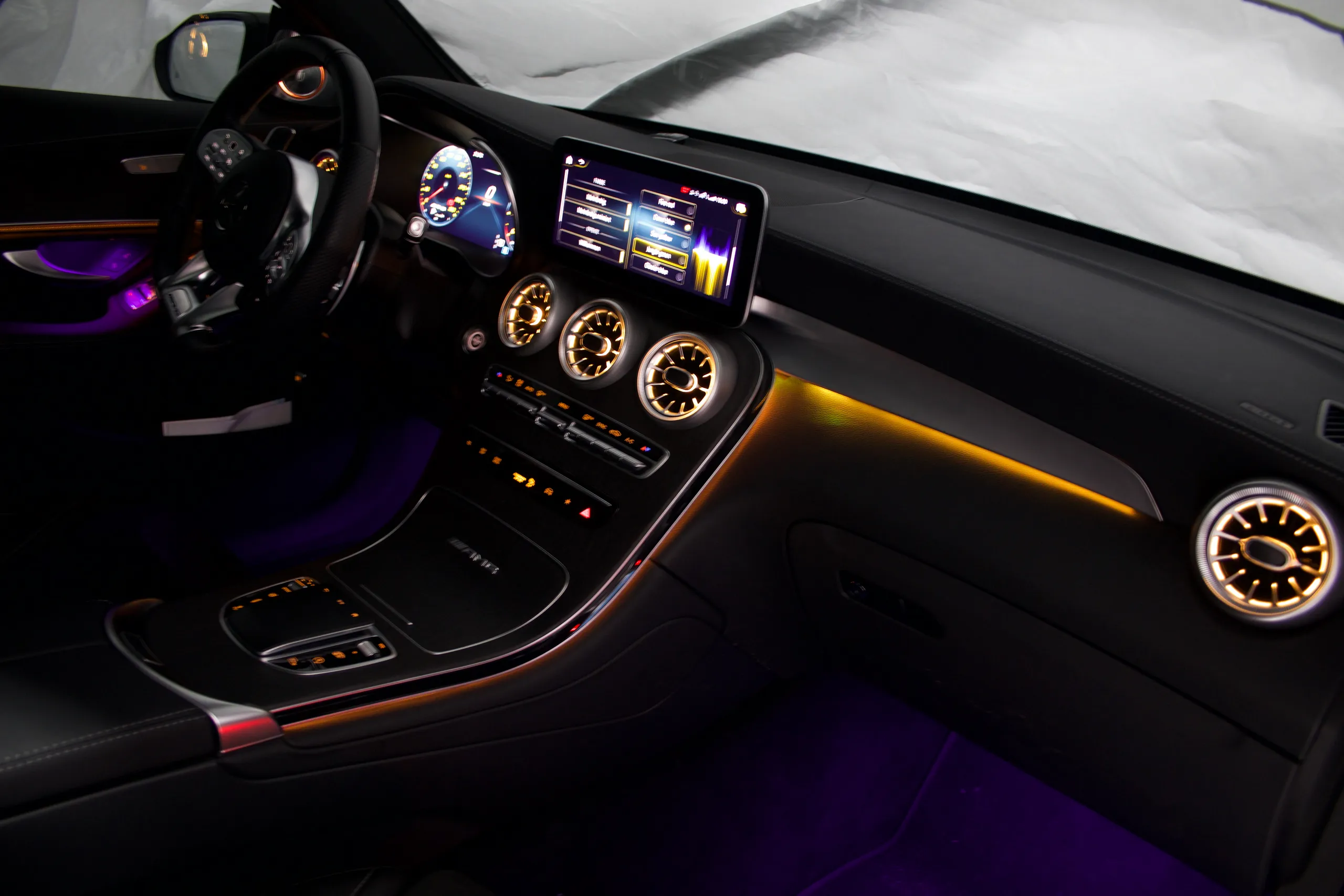 Beleuchtete Lautsprecherabdeckung Mercedes W205 Detailfoto