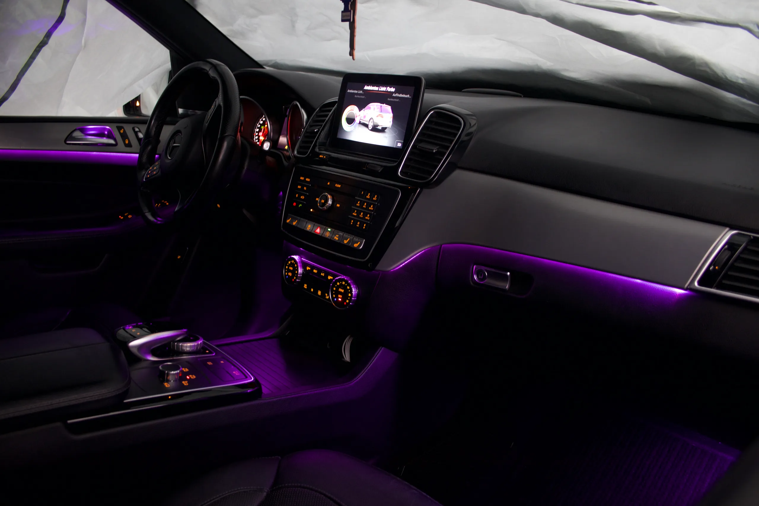 Mercedes GLE W166 Ambientebeleuchtung in Kombination mit Esche-Schwarz Zierleisten