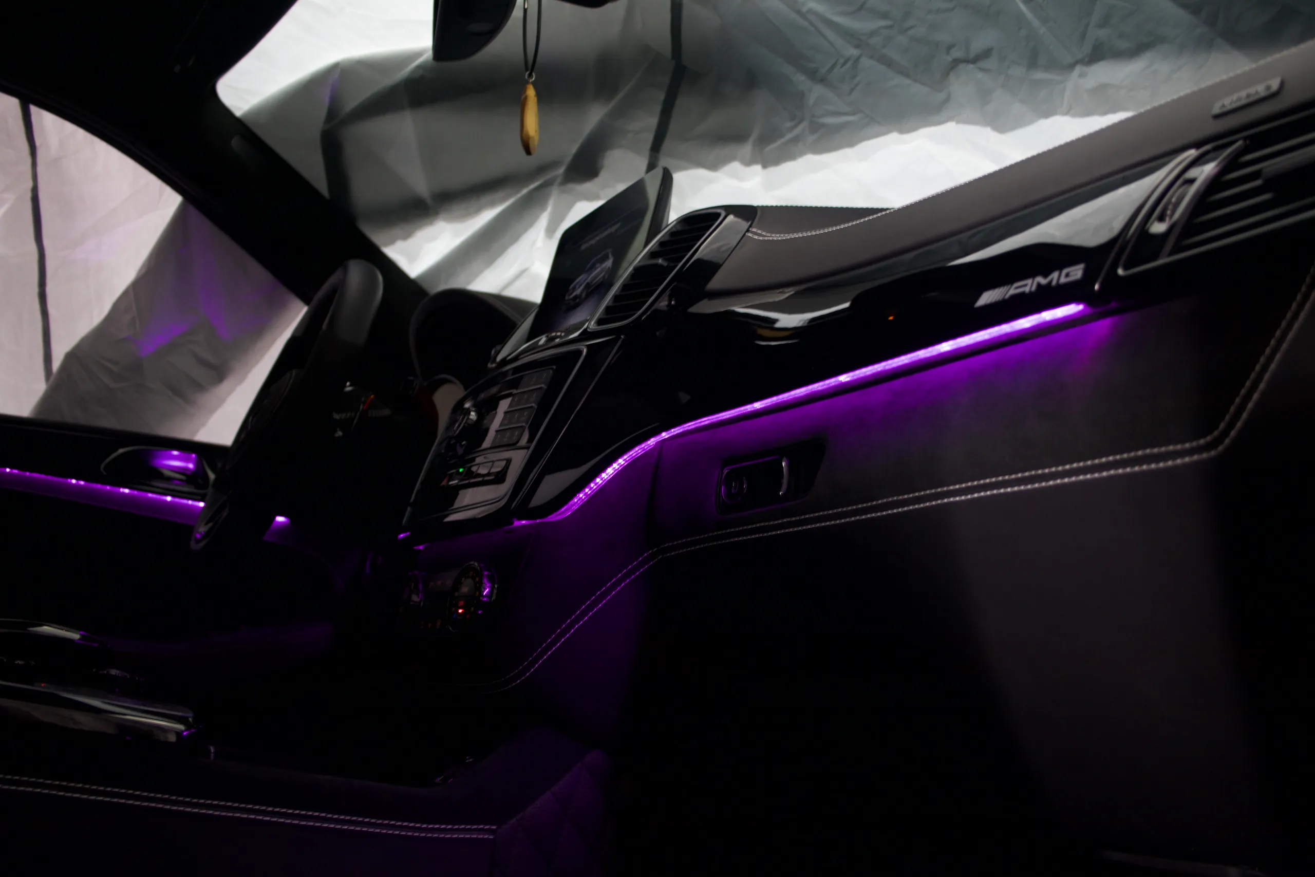 Mercedes GLE W166 Ambientebeleuchtung blau im Fahrerbereich