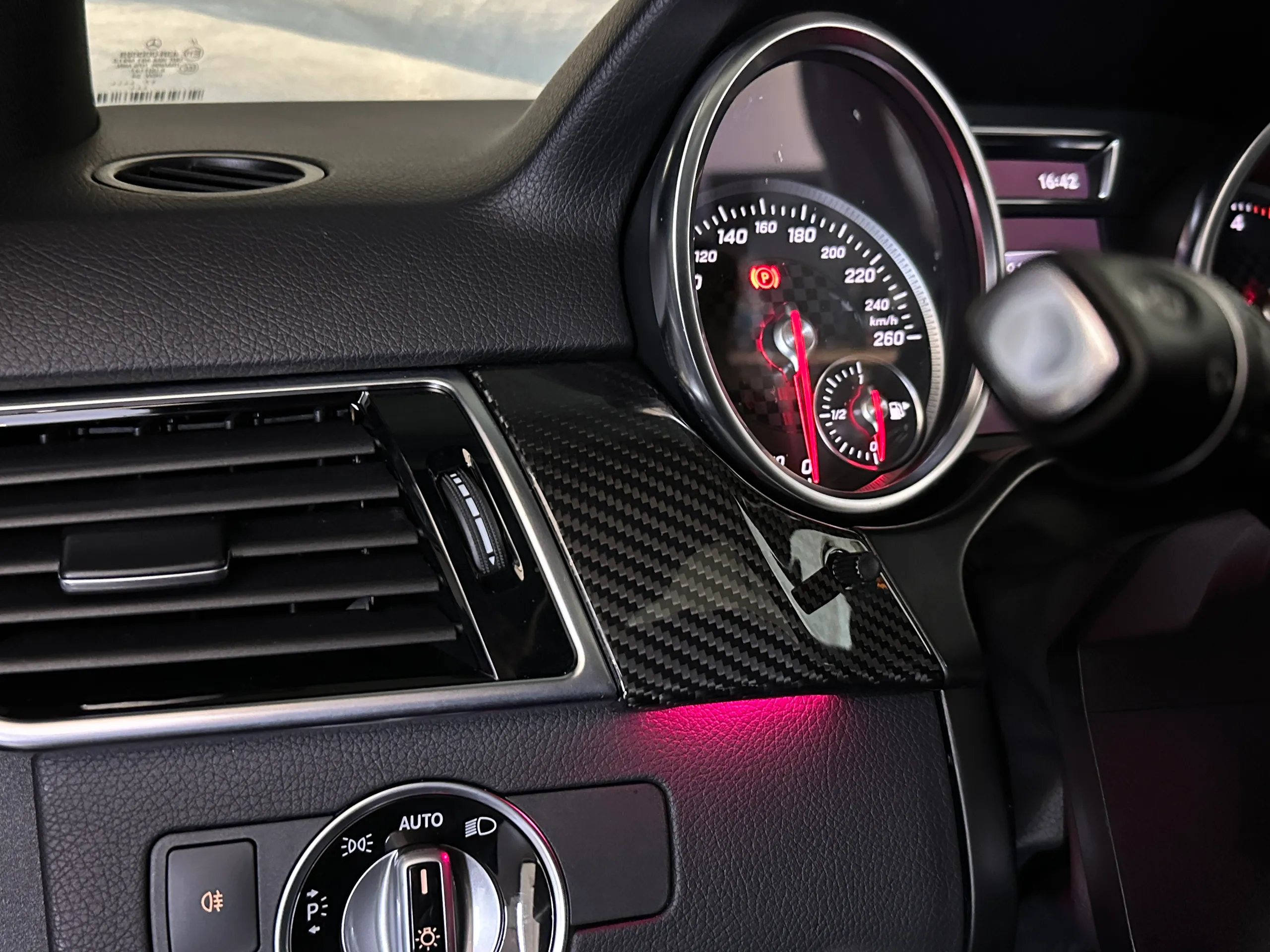 Nahaufnahme Türgriffbeleuchtung Mercedes GLS X166 mit LED Ambiente