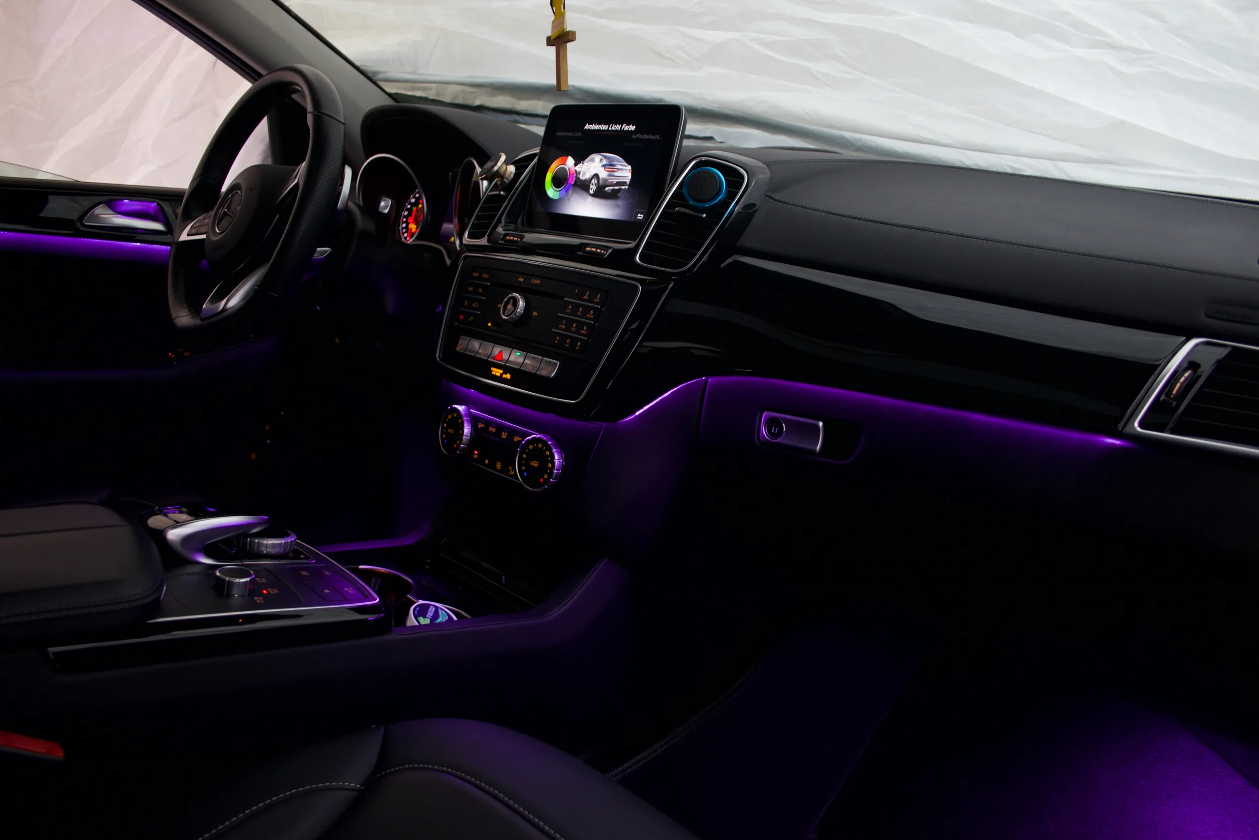 Innenraum Mercedes GLS X166 mit dezent eingestellter Ambientebeleuchtung