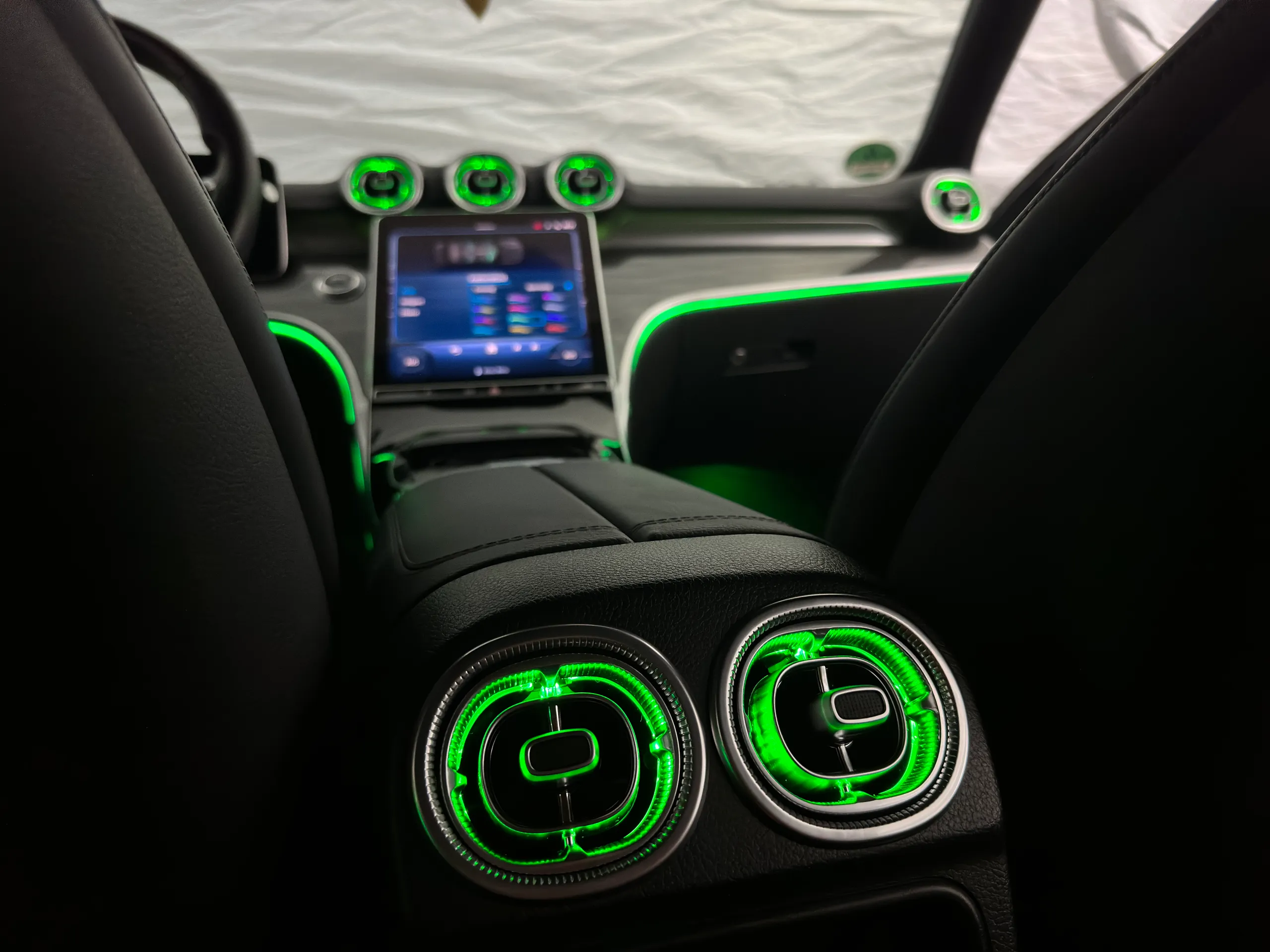 Detailansicht Lüftungsdüse Mercedes C-Klasse W206 mit LED Beleuchtung