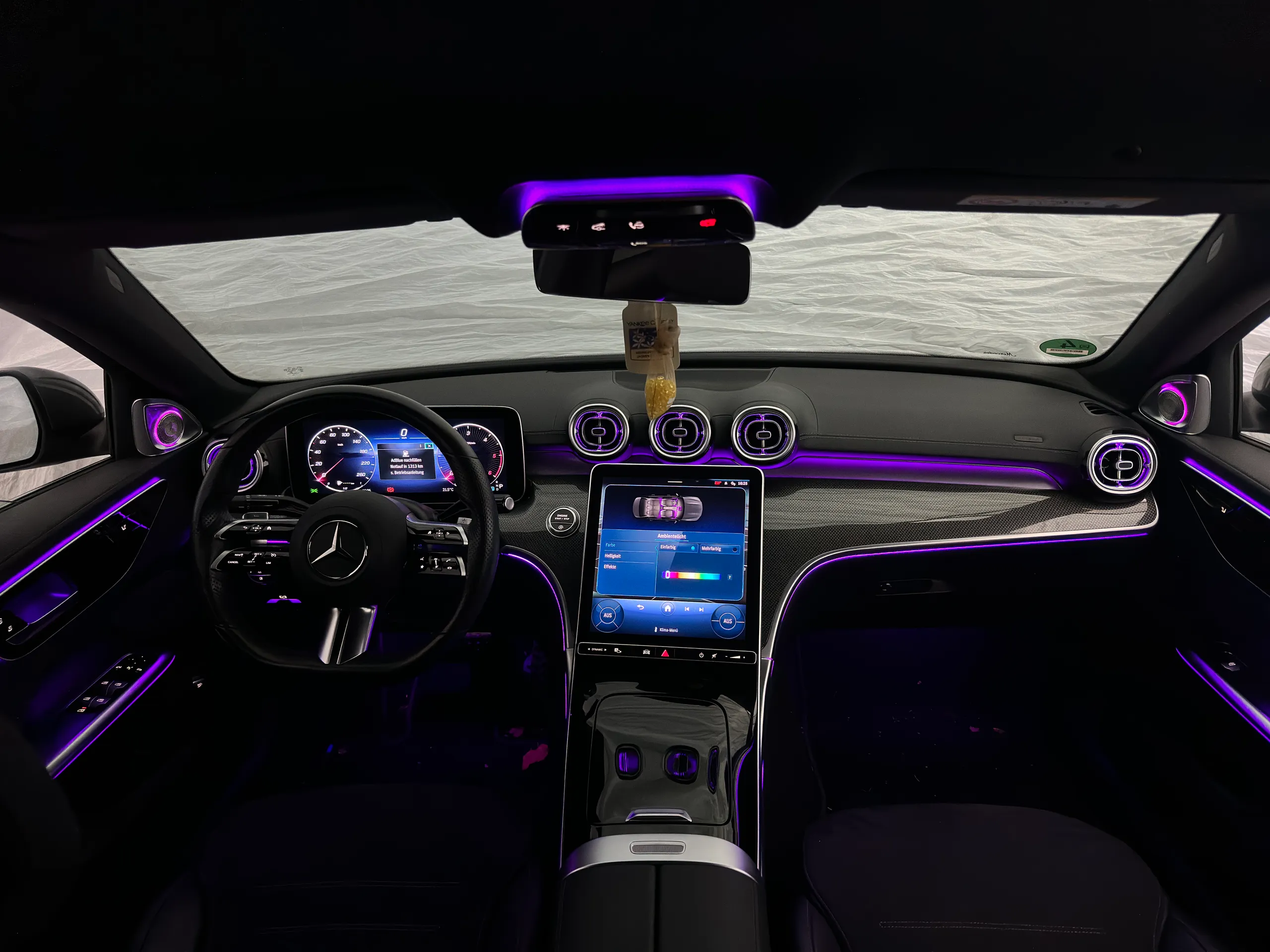Mercedes W206 Innenraum mit nachgerüsteter Ambientebeleuchtung an den Düsen