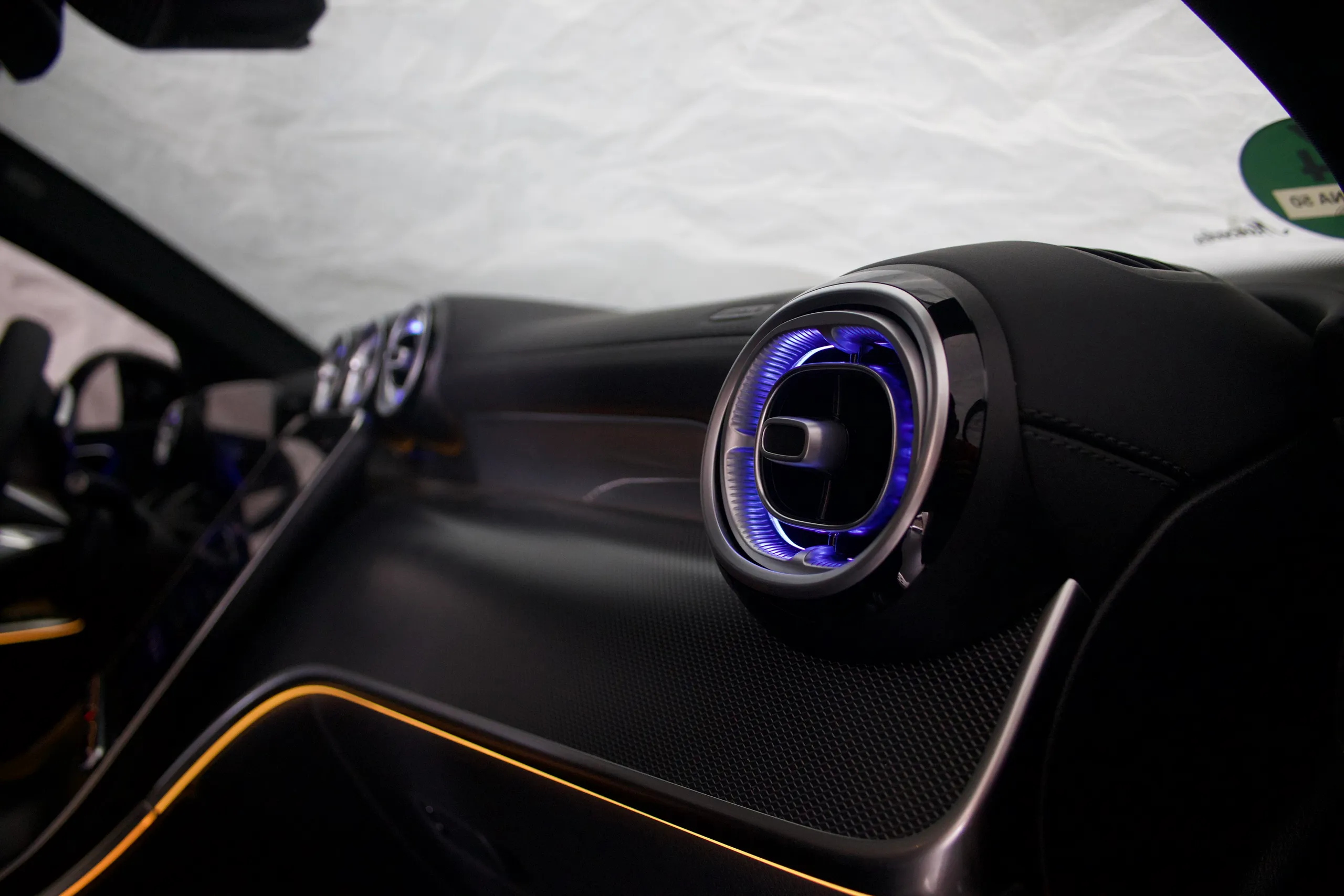 Ambientebeleuchtung Mercedes W206 Armaturenbrett mit leuchtenden Luftausströmern